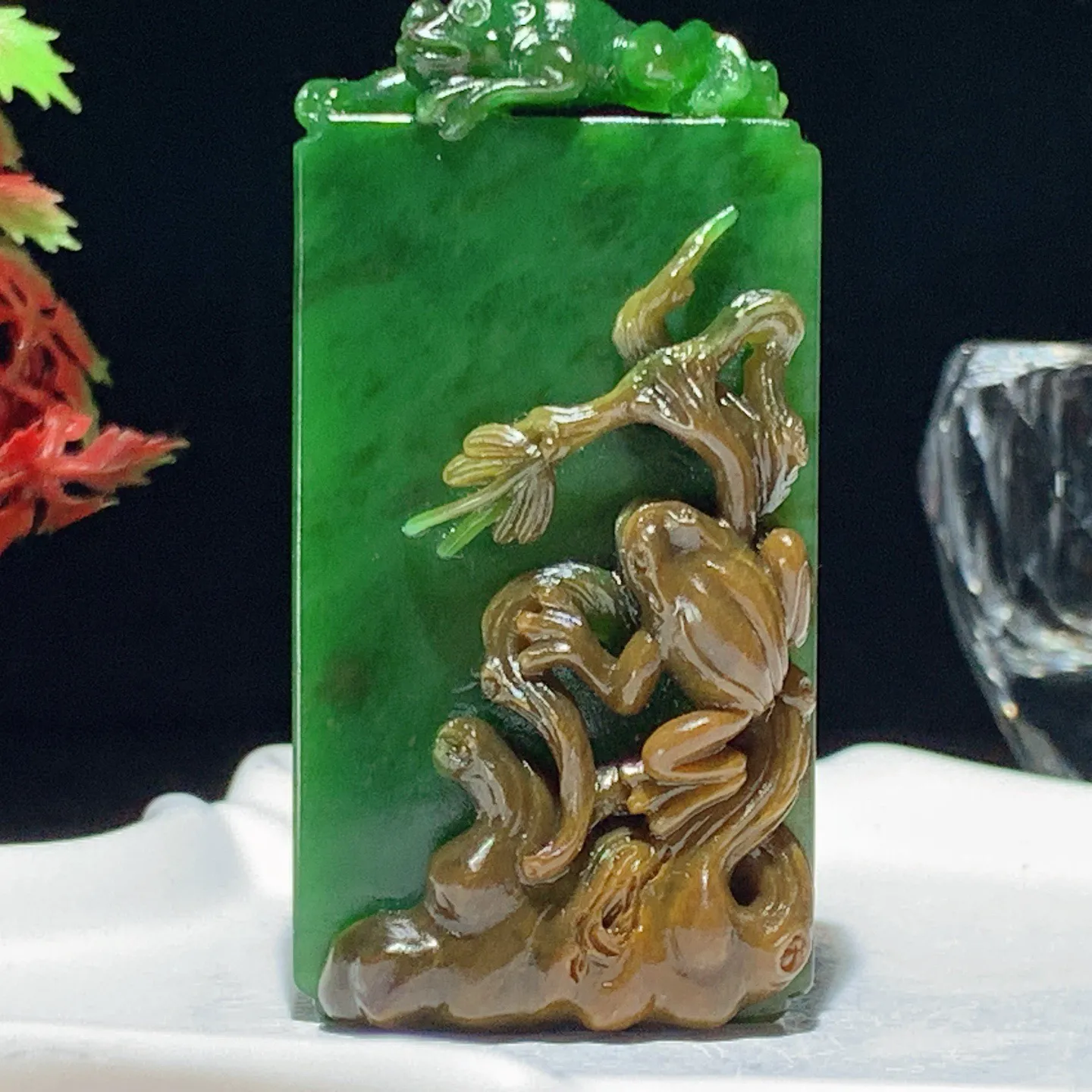 收藏级！和田玉红皮料阳绿俄罗斯碧玉呱呱来财牌子挂件。尺寸69/35/22重98克。玉质细腻油润。手推出油。佩戴高端典雅。lt251103