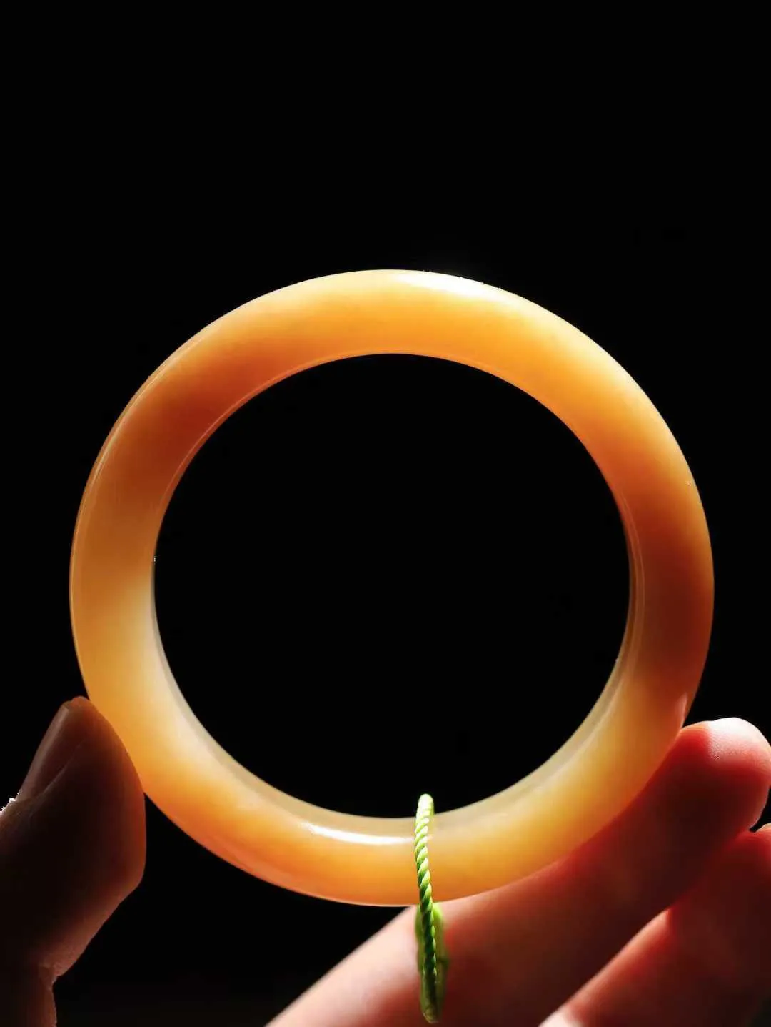 【婉约佳人.手镯】

精品和田玉糖白玉手镯 玉质温润细腻 油性十足 手感舒适，高华雅逸，线条流畅，简约大气，美自天成，素雅高贵。佩戴于腕间，婉约之美，举手投足间透出那份低调奢华。重59.3克 内径53mm尺寸14-9mm   FDT-581042731