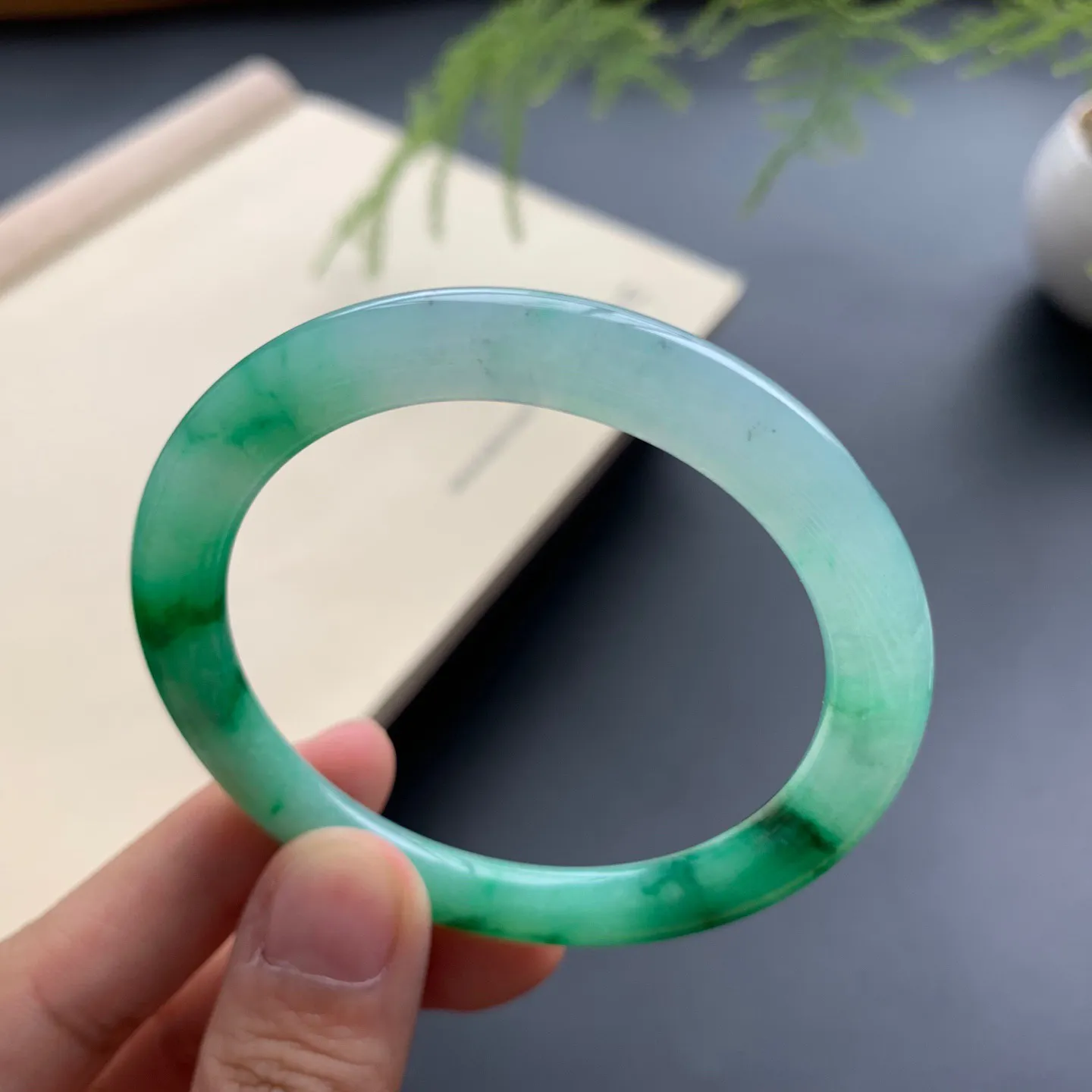 50.2圈口辣绿正圈手镯 尺寸：50.2-8-6，细腻光滑，色辣靓丽