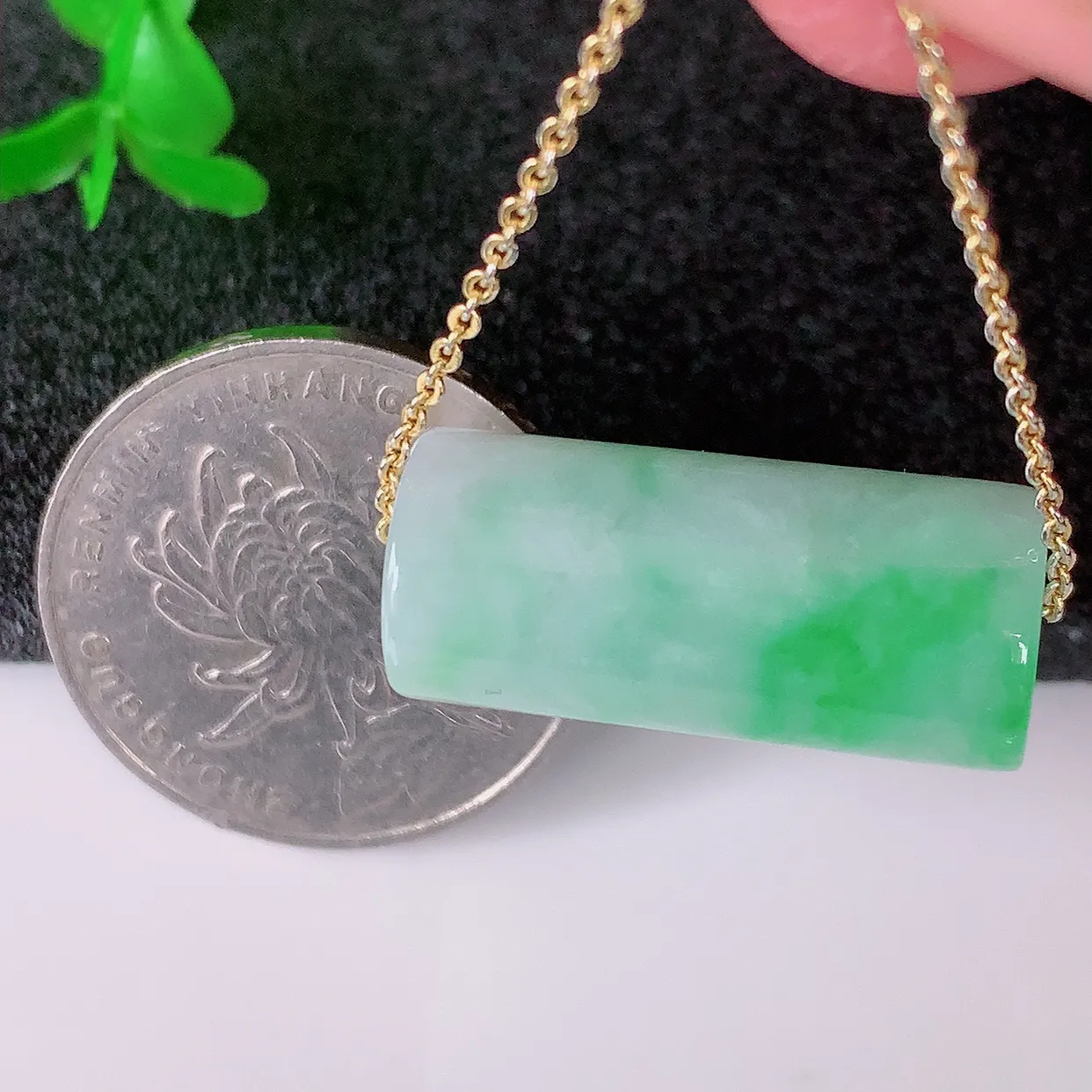 自然光实拍，冰润飘绿翡翠路路通吊坠，寓意时来运转、财源滚滚，款式新颖时尚，日常百搭的款！配图银链#05.2