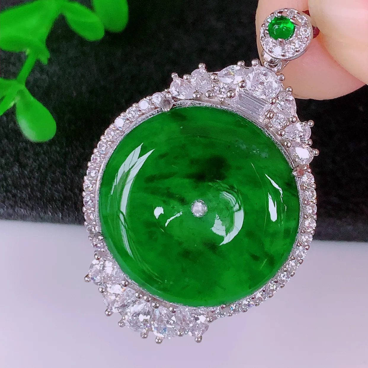 冰透满绿翡翠925银镶嵌平安扣吊坠，自然光实拍，翠色灵动，颜色漂亮，种老水足，品相佳，佩戴佳品！#98.2整体38.5*25*7.6裸石21-21