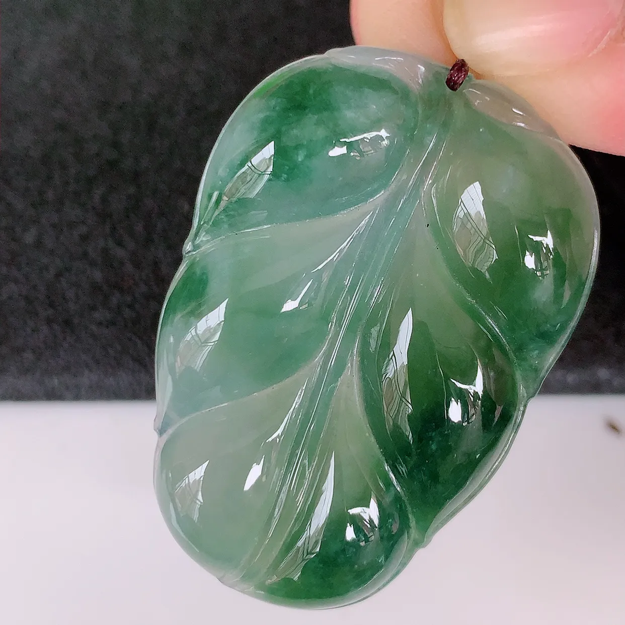自然光实拍，冰胶水润飘花翡翠叶子吊坠 ，种水足，色泽清新，工艺精湛，叶子寓意美好；金枝玉叶，事业有成。#01.2
