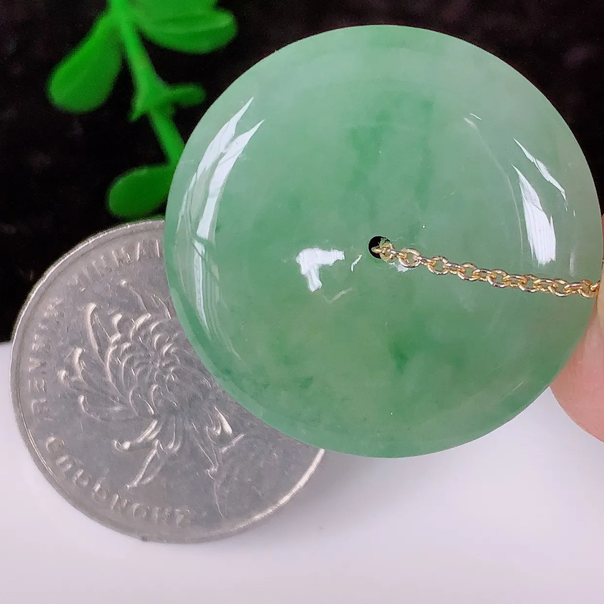 自然光实拍，冰种飘花翡翠平安扣吊坠，形体饱满圆润，平安扣肥嘟嘟的，平平安安，种水很好，莹润通透，冰胶感十足，起光泽。配戴精美！#57.2