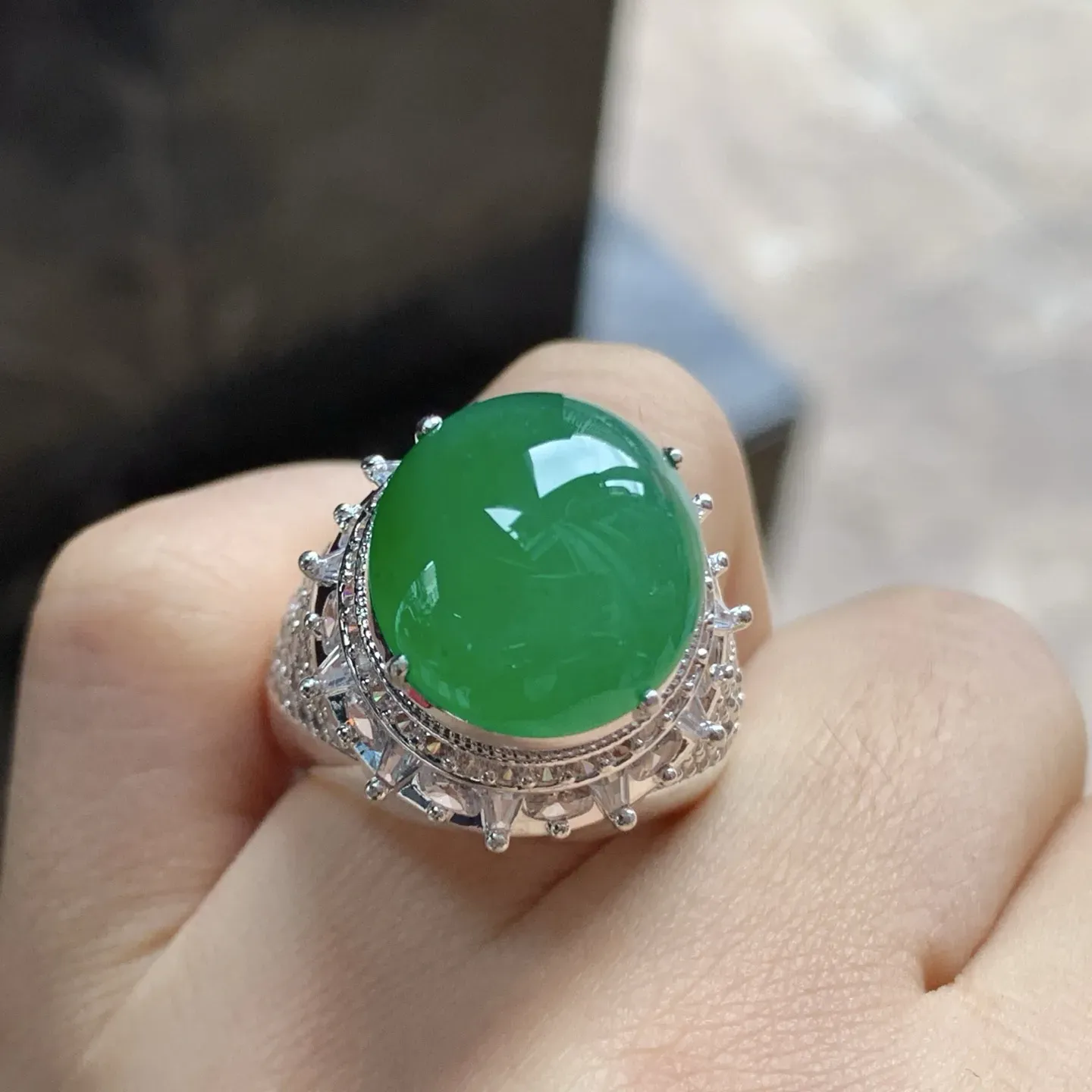 冰绿戒面^_^饱满圆润 颜色鲜艳