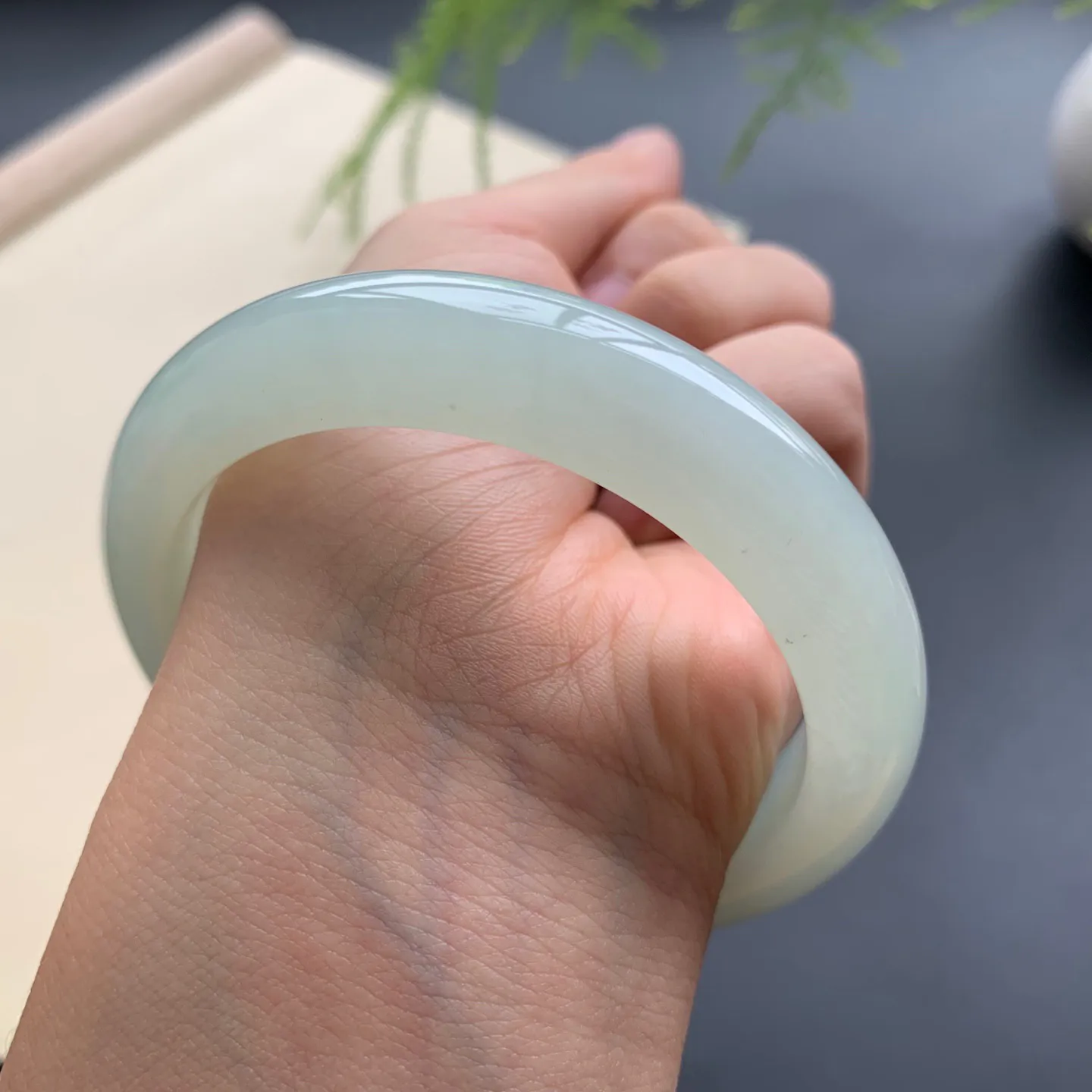 55.8圈口晴底正圈手镯 尺寸：55.8-12.6-8.8，无纹裂，水润起胶，细腻釉洁