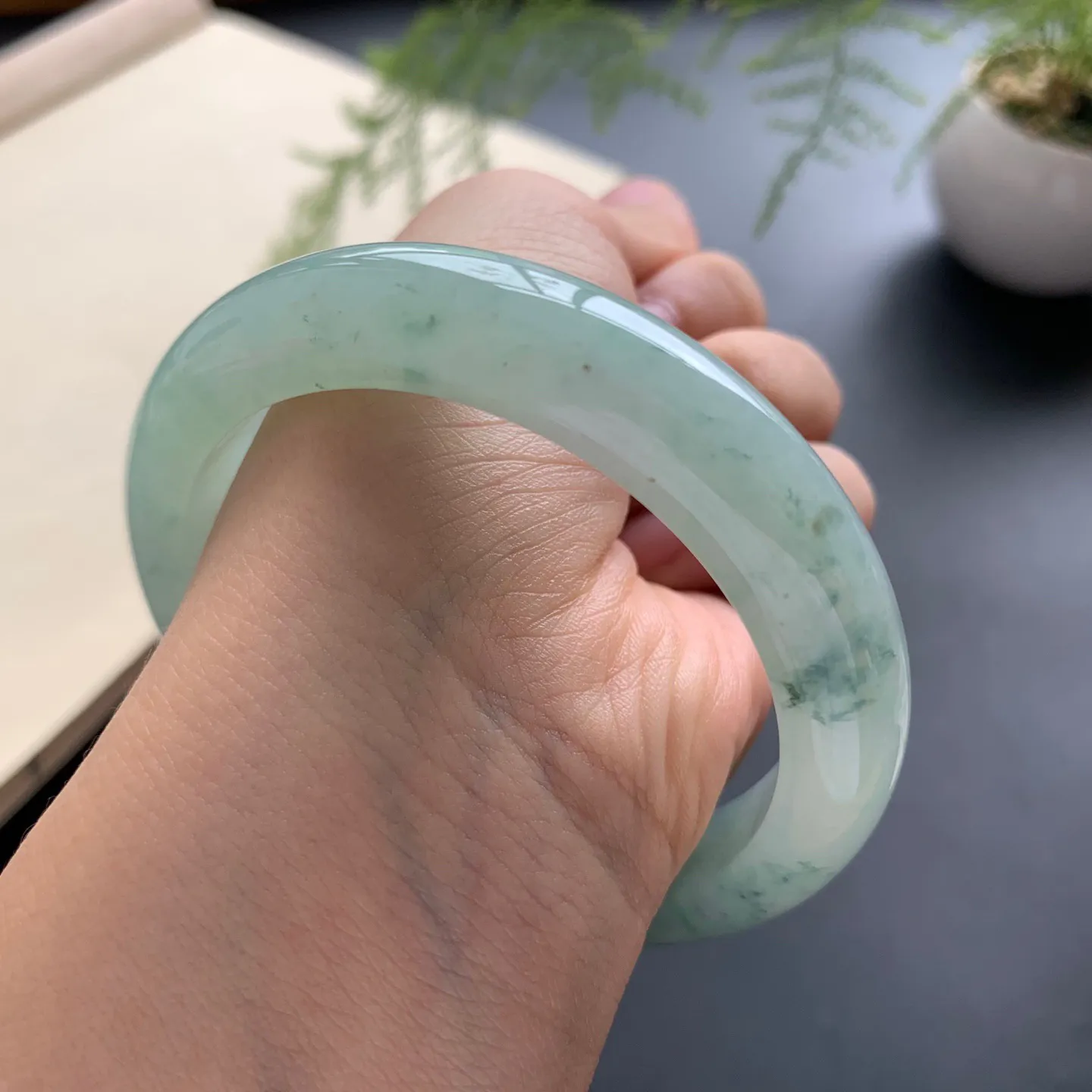 57圈口底色飘花正圈手镯 尺寸：57-12-9，无纹裂，细腻起胶，花色飘逸