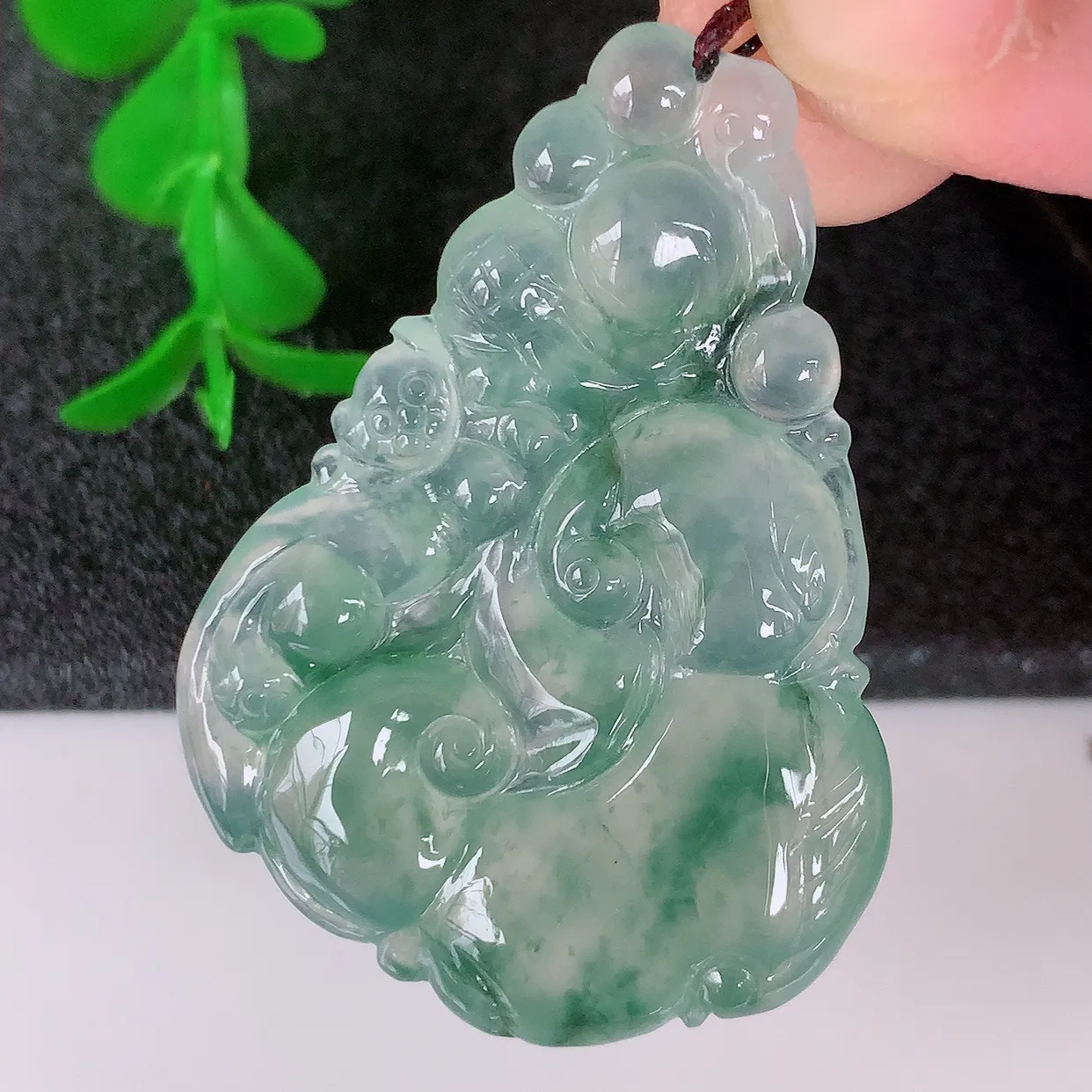 自然光实拍，冰种飘花翡翠如意吊坠，种老水足，雕工精湛 ，寓意美好，佩戴时尚出众！#01.2