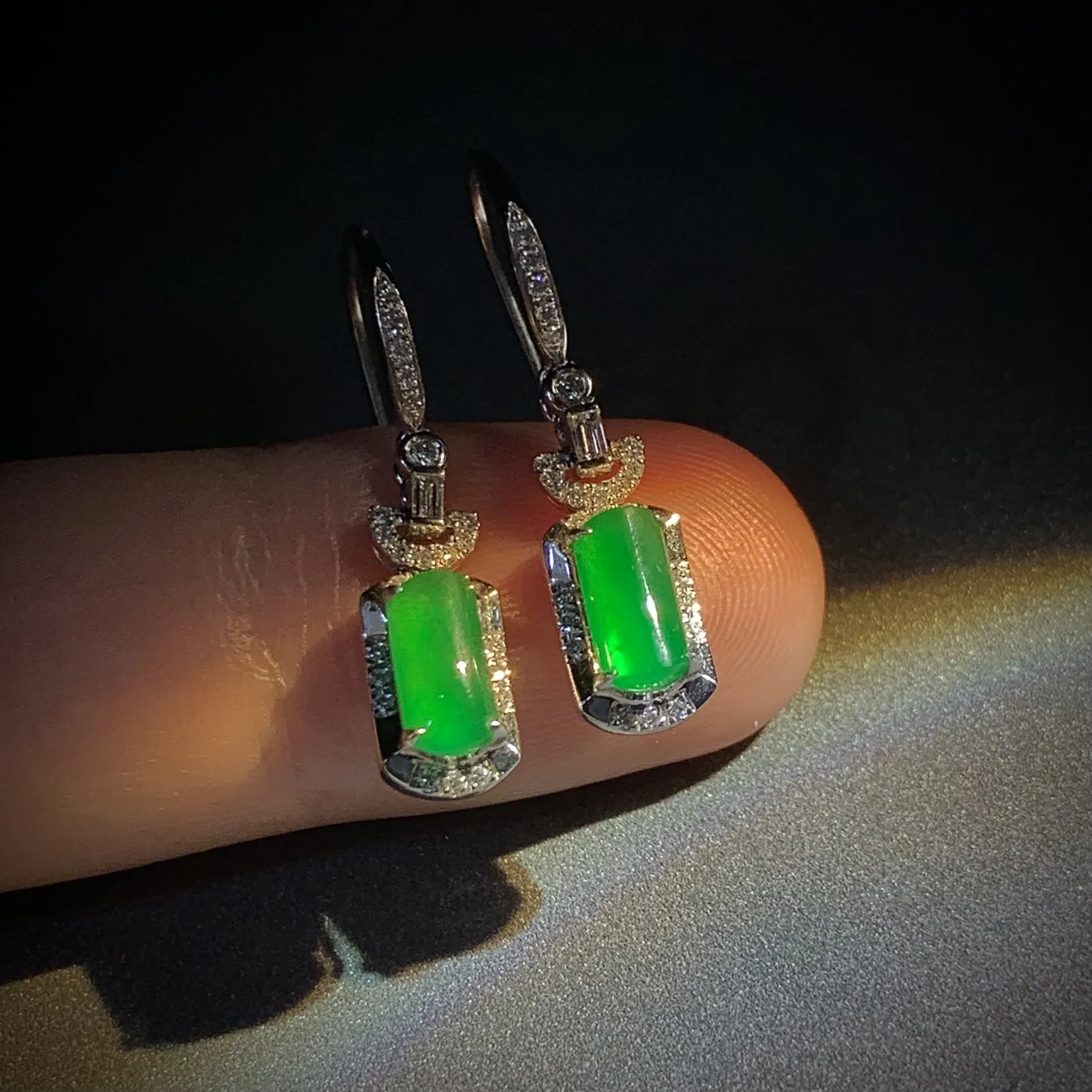 翡翠绿素面镶嵌耳坠，
裸石约8-4-2mm，
18K金，南非钻，