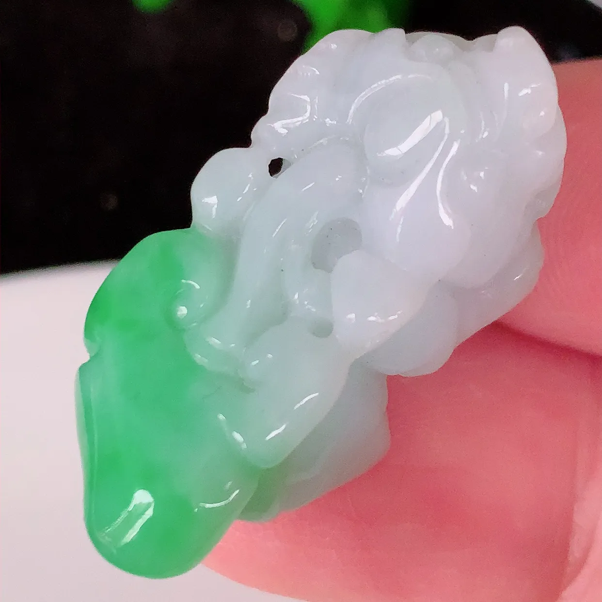 自然光实拍，冰润飘绿翡翠招财貔貅吊坠， 翠色灵动，种老水足，寓意好，品相佳，佩戴佳品！#81.2