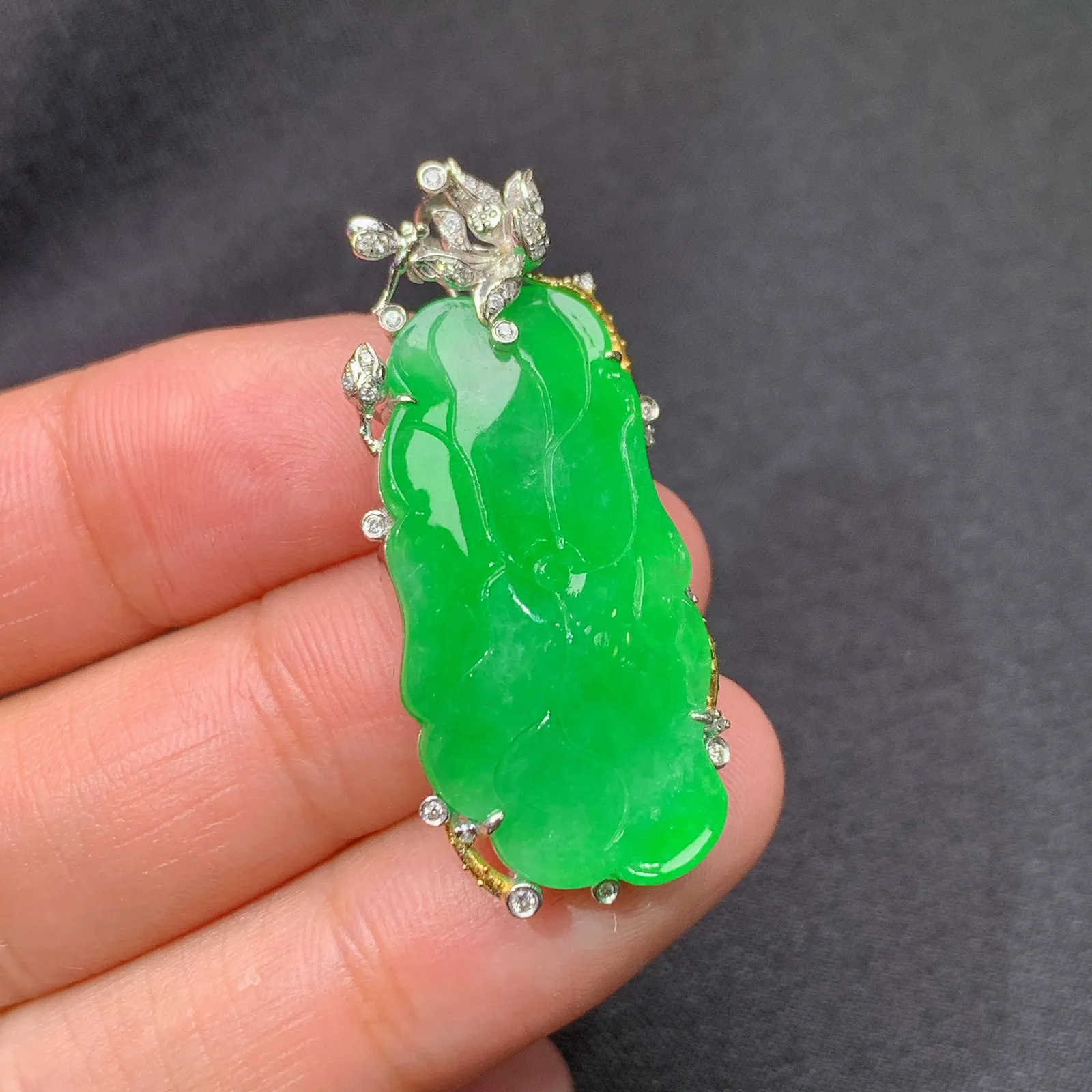 阳绿荷叶吊坠，18k金镶嵌，冰润色阳，玉质细腻，种水足 尺寸37*16.4*6.9