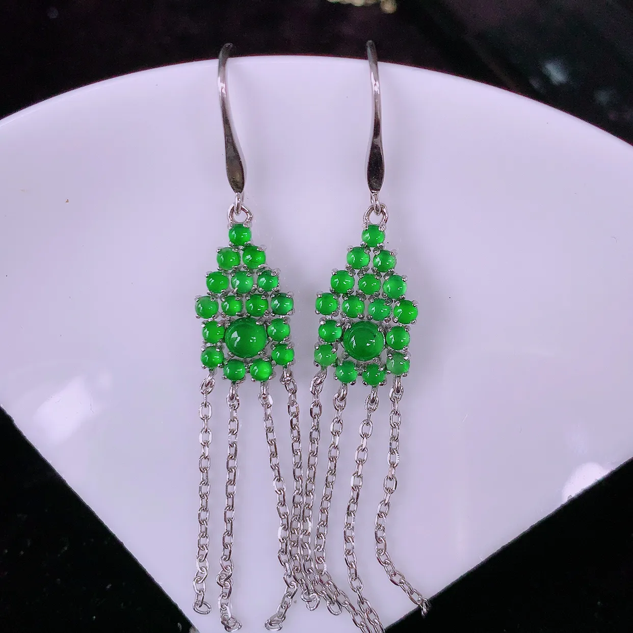 冰透满绿翡翠925银镶嵌耳坠，自然光实拍，翠色灵动，颜色漂亮，种老水足，品相佳，佩戴佳品！#98.2整体59.5*10*3.5裸石3-3