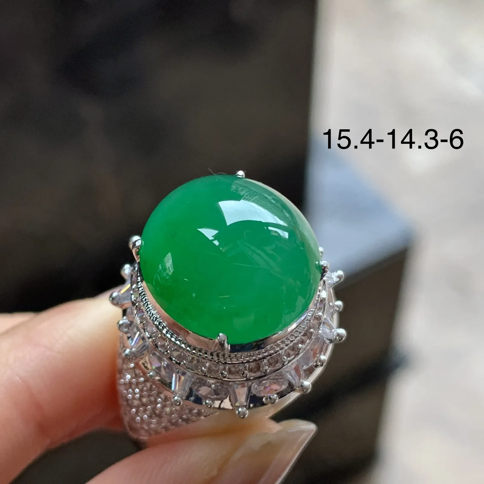 冰绿戒面^_^饱满圆润 颜色鲜艳