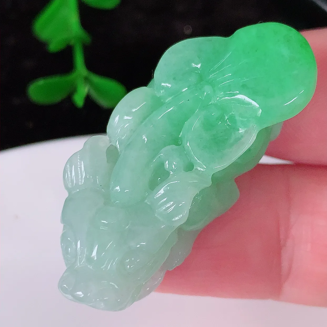 自然光实拍，冰飘绿翡翠招财貔貅吊坠，翠色灵动，种老水足，寓意好，品相佳，佩戴佳品！#81.2