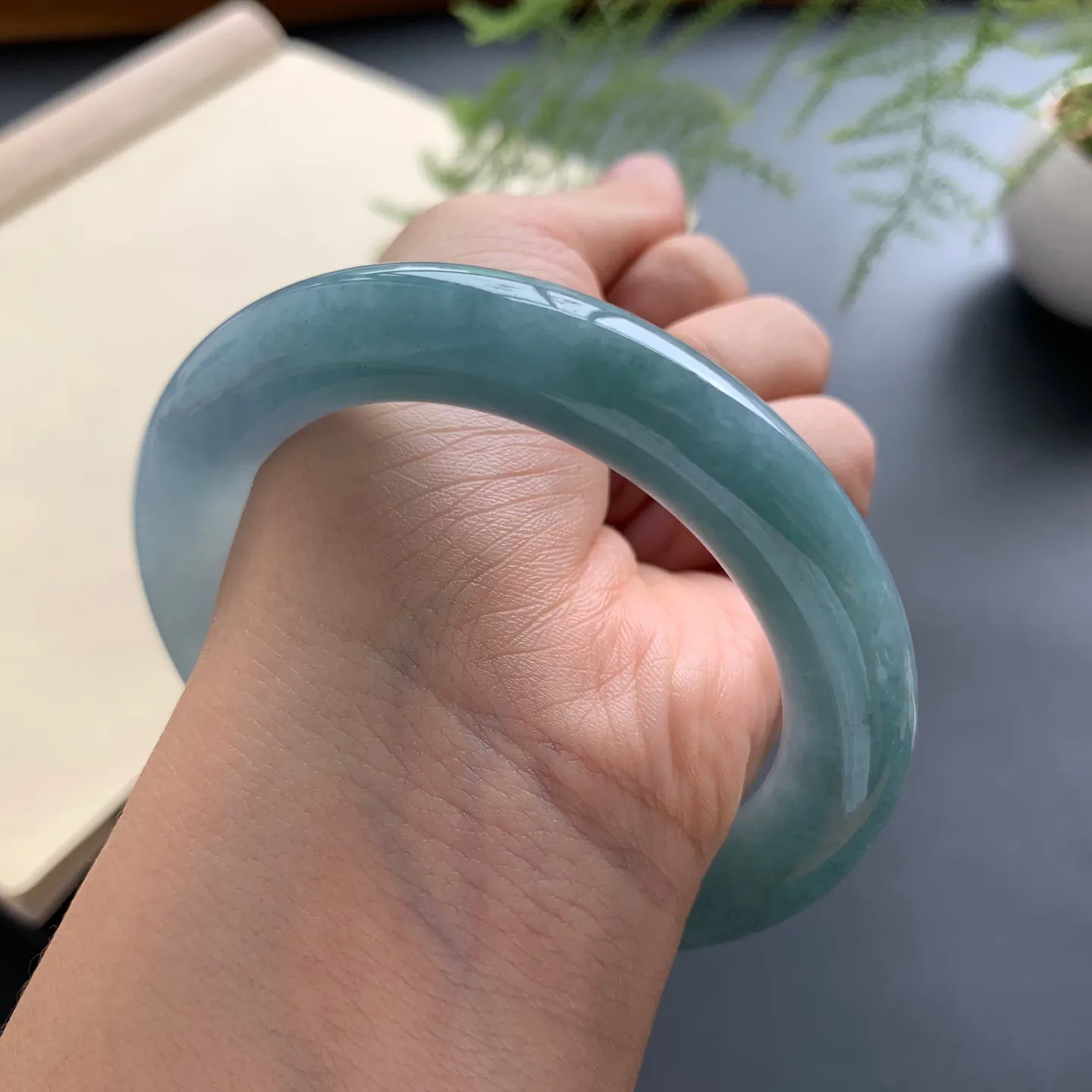 55圈口蓝底圆条手镯 尺寸：55-11，无纹裂，细腻光滑，色泽浓郁