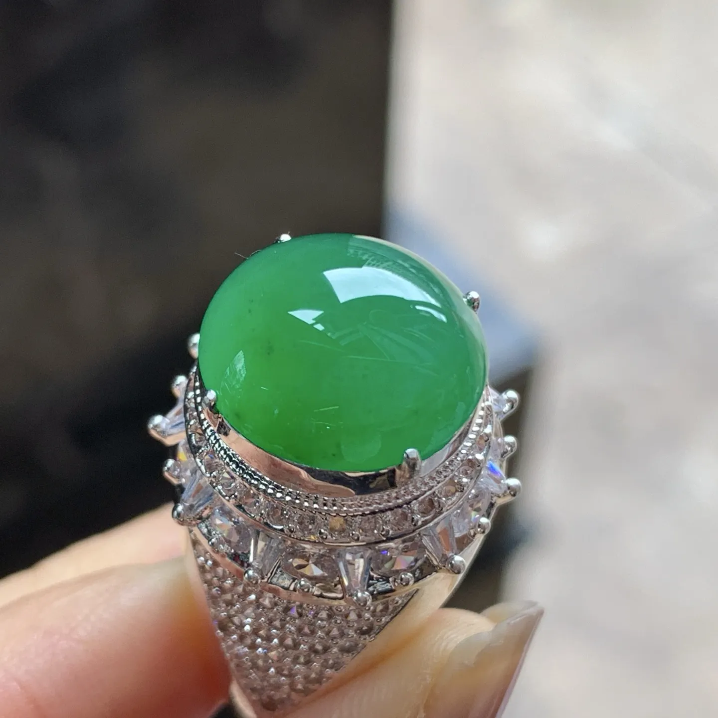 冰绿戒面^_^饱满圆润 颜色鲜艳