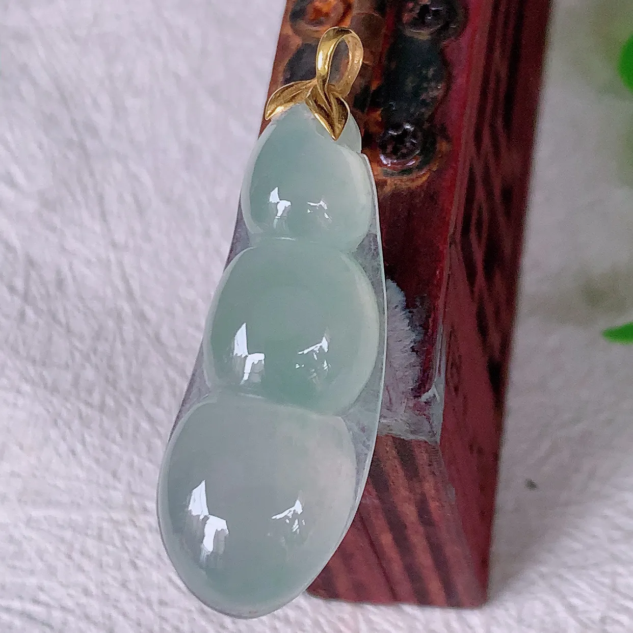 18K金镶嵌冰种翡翠四季豆吊坠，平安豆福豆玉坠，冰润通透，豆粒饱满，寓意：豆蔻年华！#12.2整体36裸石30*12*6.2