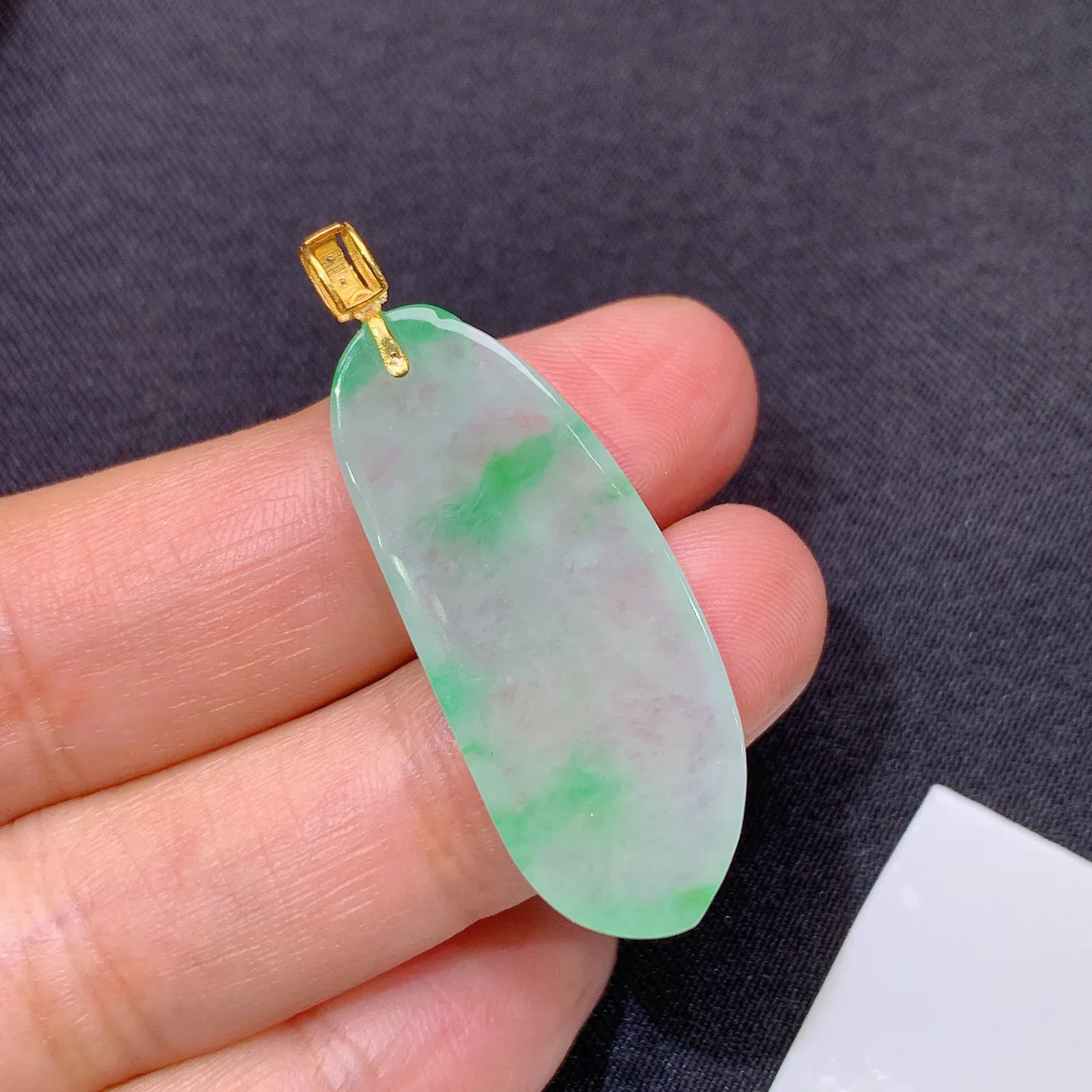冰飘绿福瓜吊坠，18k金镶嵌，冰润色阳，玉质细腻，种水足 裸石32.7*13.4*3.5