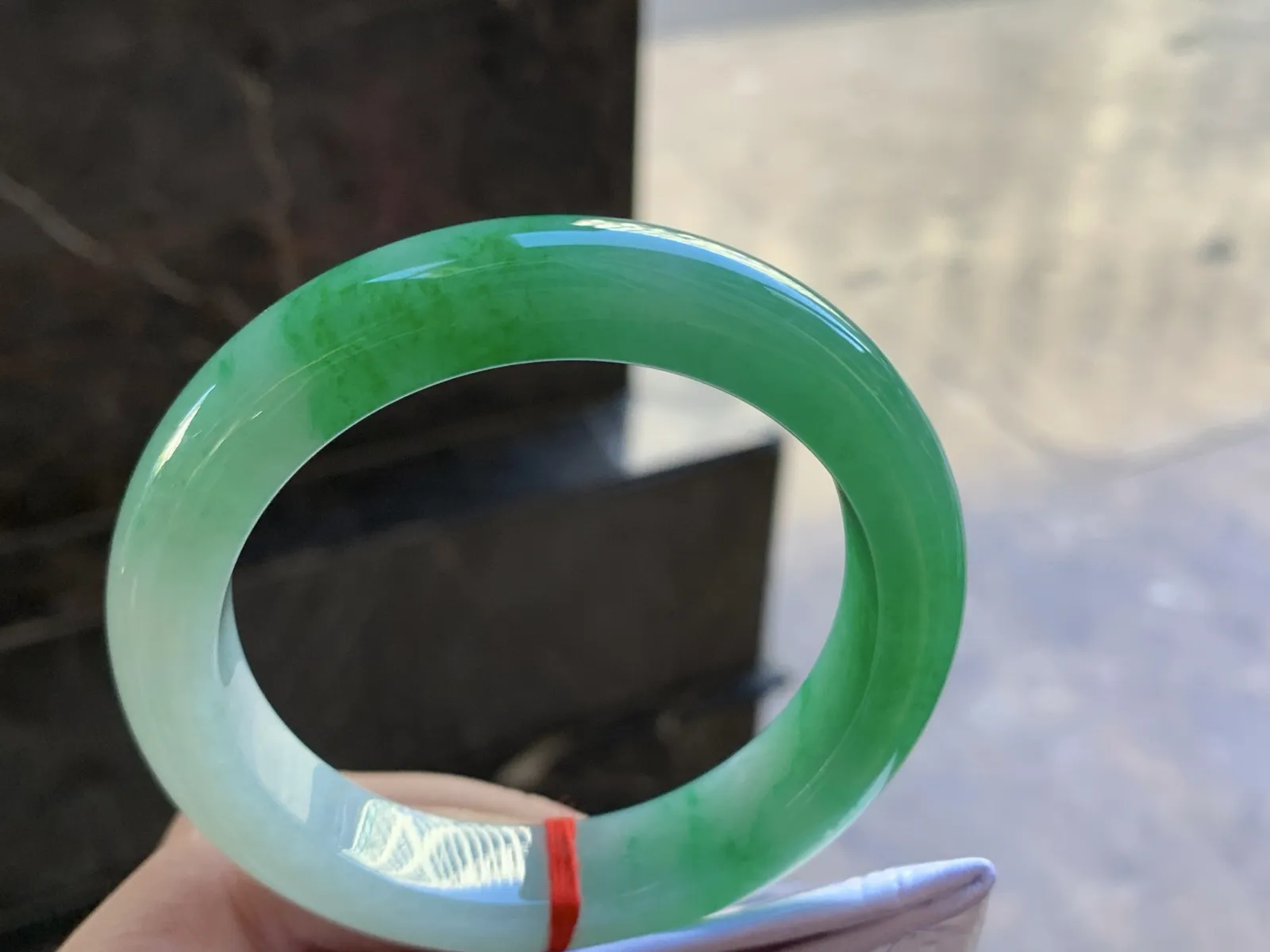 56-12.2-9.2

辣绿色手镯^_^颜色浓郁 鲜艳 起光