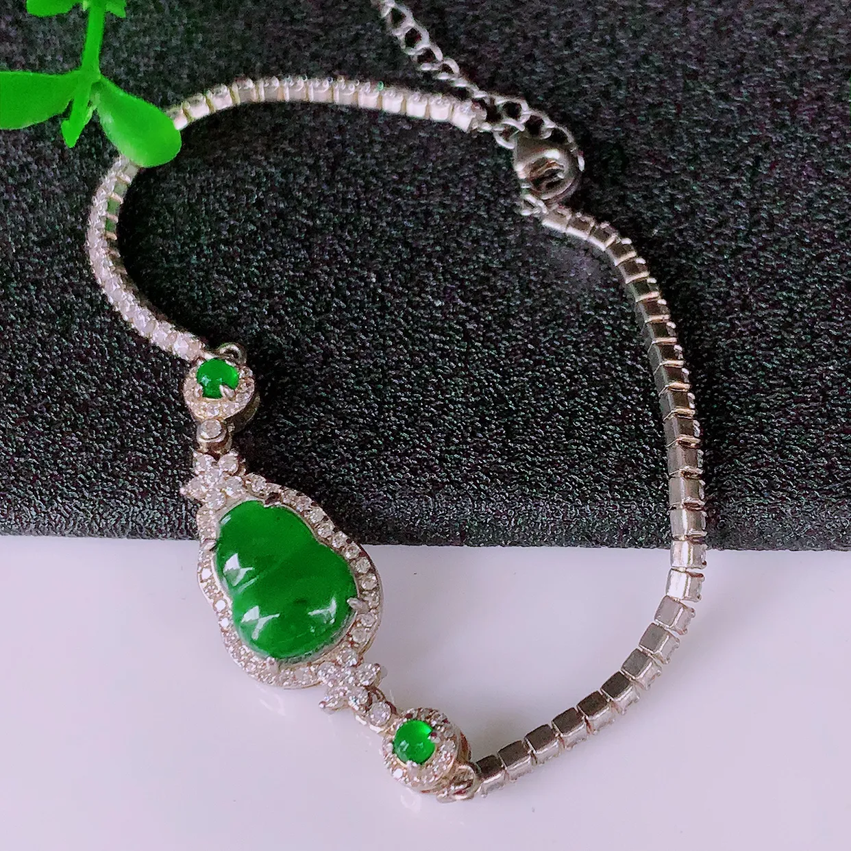 冰透满绿翡翠925银镶嵌葫芦手链，自然光实拍，翠色灵动，颜色漂亮，种老水足，品相佳，佩戴佳品！#98