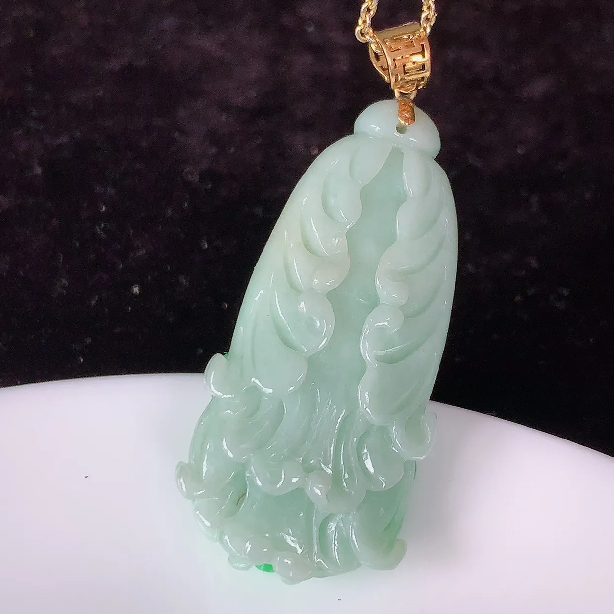 18K金镶嵌辣绿翡翠招百财白菜吊坠，百财聚来，财源滚滚，色泽鲜艳，精工水润的白菜，性价比高！#1.2