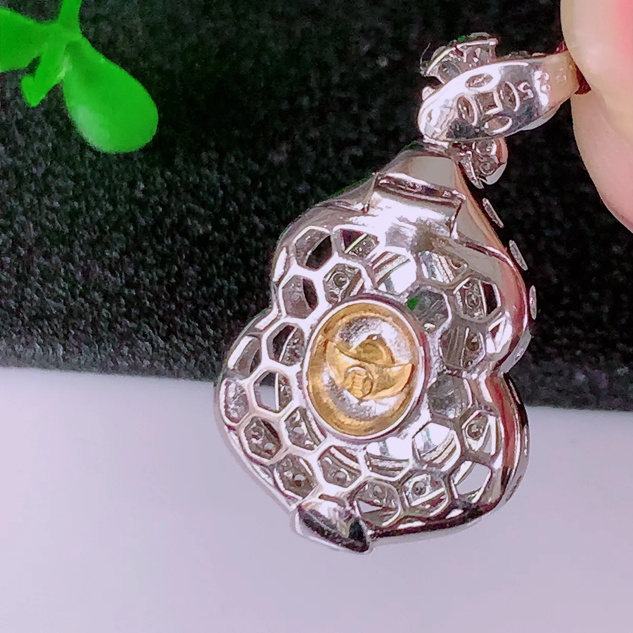 冰透满绿翡翠925银镶嵌水滴吊坠，自然光实拍，翠色灵动，颜色漂亮，种老水足，品相佳，佩戴佳品！#98.2整体29.5*16-8.5裸石14*7.5