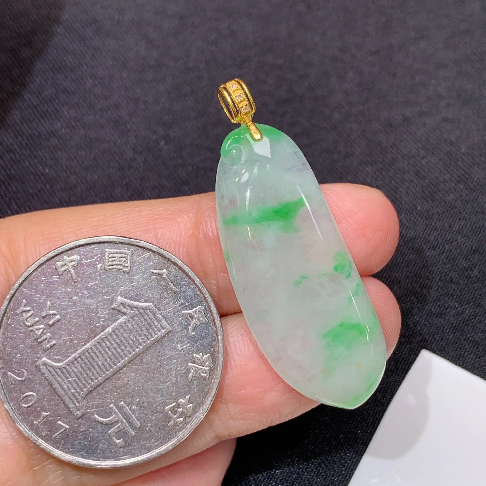 冰飘绿福瓜吊坠，18k金镶嵌，冰润色阳，玉质细腻，种水足 裸石32.7*13.4*3.5