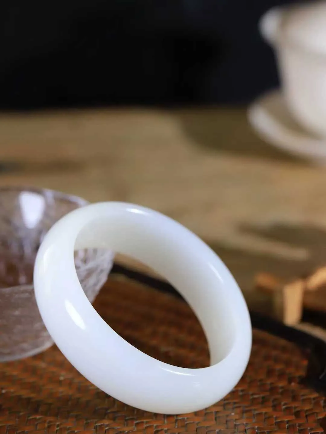 【贵妃镯.玉腕清响】    

精品和田玉白玉贵妃镯，玉质温润细腻 油性十足 相传杨贵妃十分喜爱椭圆形态手镯，后人称其为贵妃镯。因其形与人手腕形相吻合，佩戴更服帖，别具妩媚风格。
重78克   内径55-51mm尺寸20.7-7.9mm   fDA-88112348