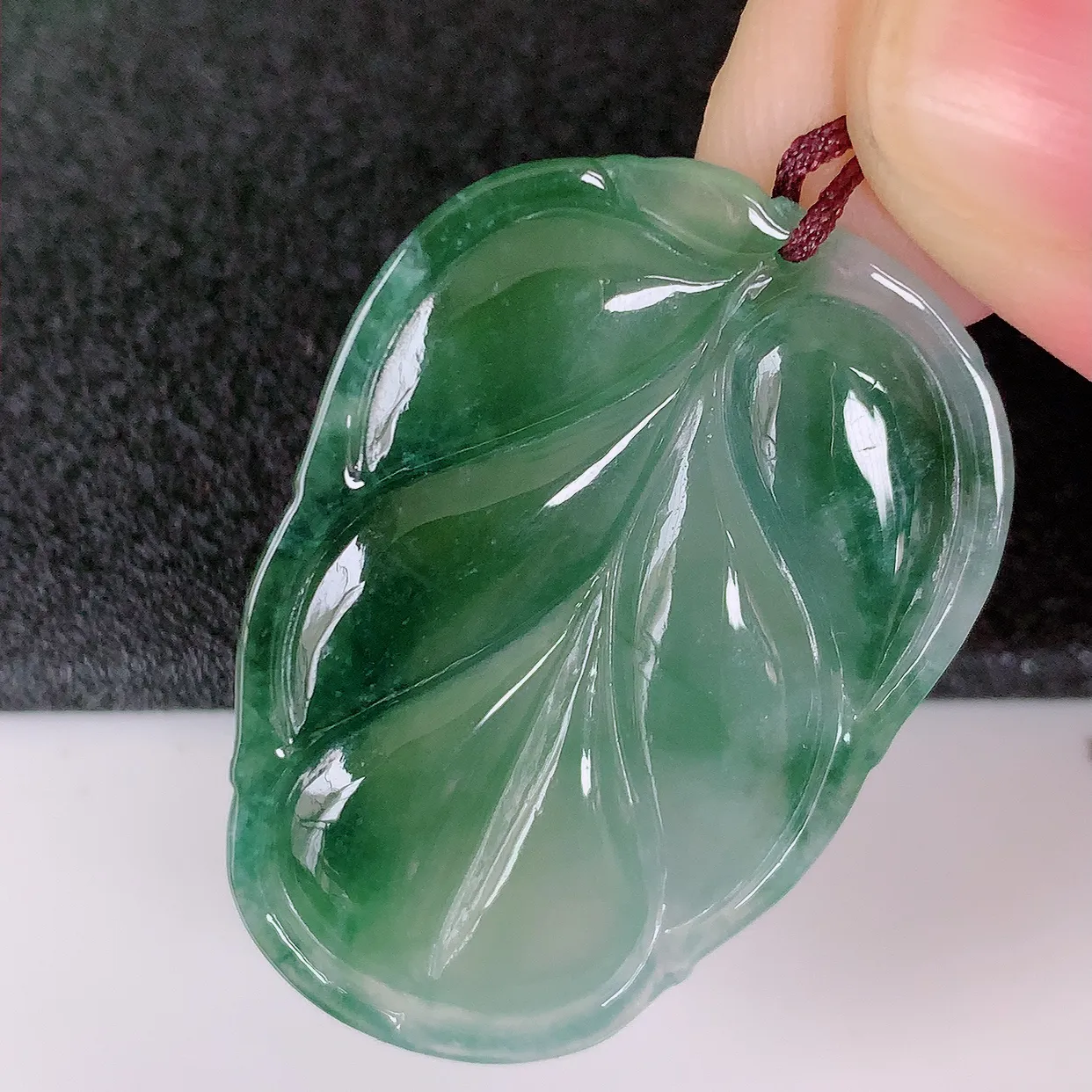 自然光实拍，冰胶水润飘花翡翠叶子吊坠 ，种水足，色泽清新，工艺精湛，叶子寓意美好；金枝玉叶，事业有成。#01.2