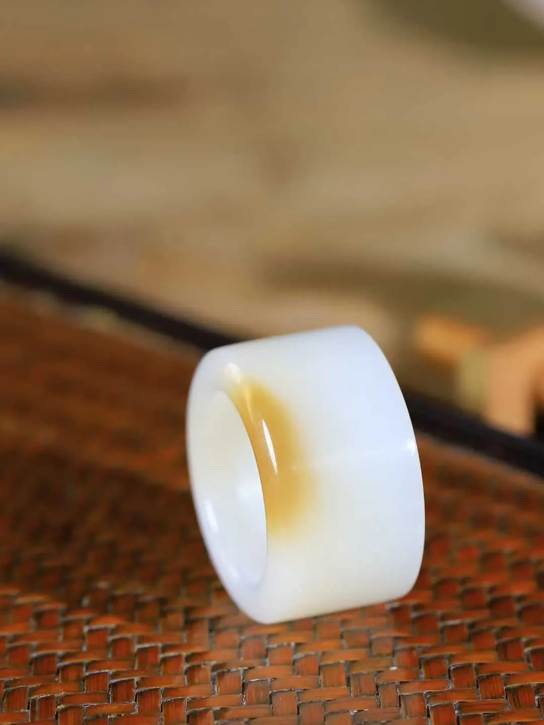 （古韵.扳指）

精品和田玉糖白玉扳指，玉质温润，油润感十足， 整器古韵生辉。优雅高贵。运筹帷幄于掌中，决胜于千里之外。重25.8克   圈口21.5mm  尺寸18.5-5.8mm  23110333A