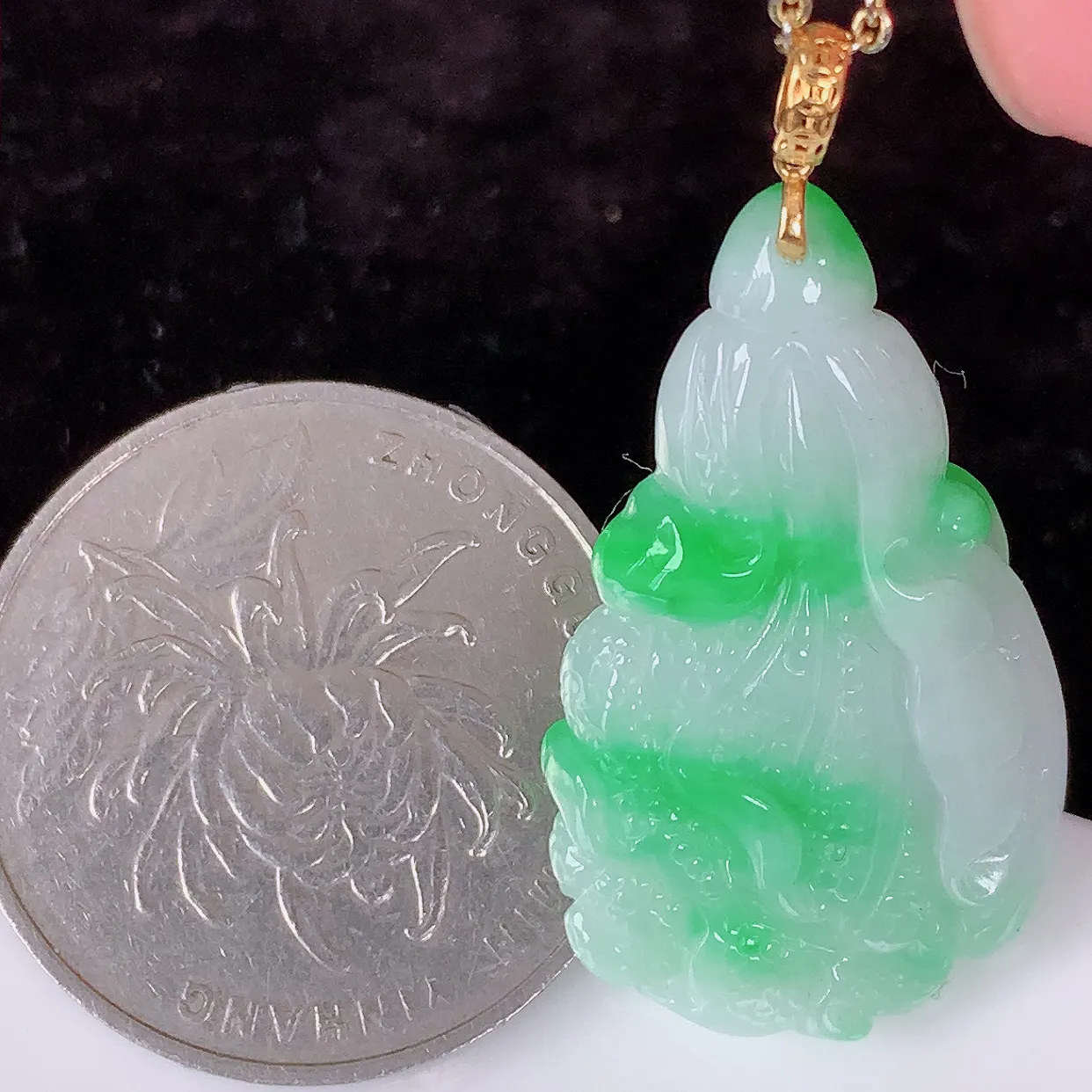 18K金镶嵌飘阳绿翡翠招百财白菜吊坠，百财聚来，财源滚滚，色泽鲜艳，精工水润的白菜，性价比高！#1.2