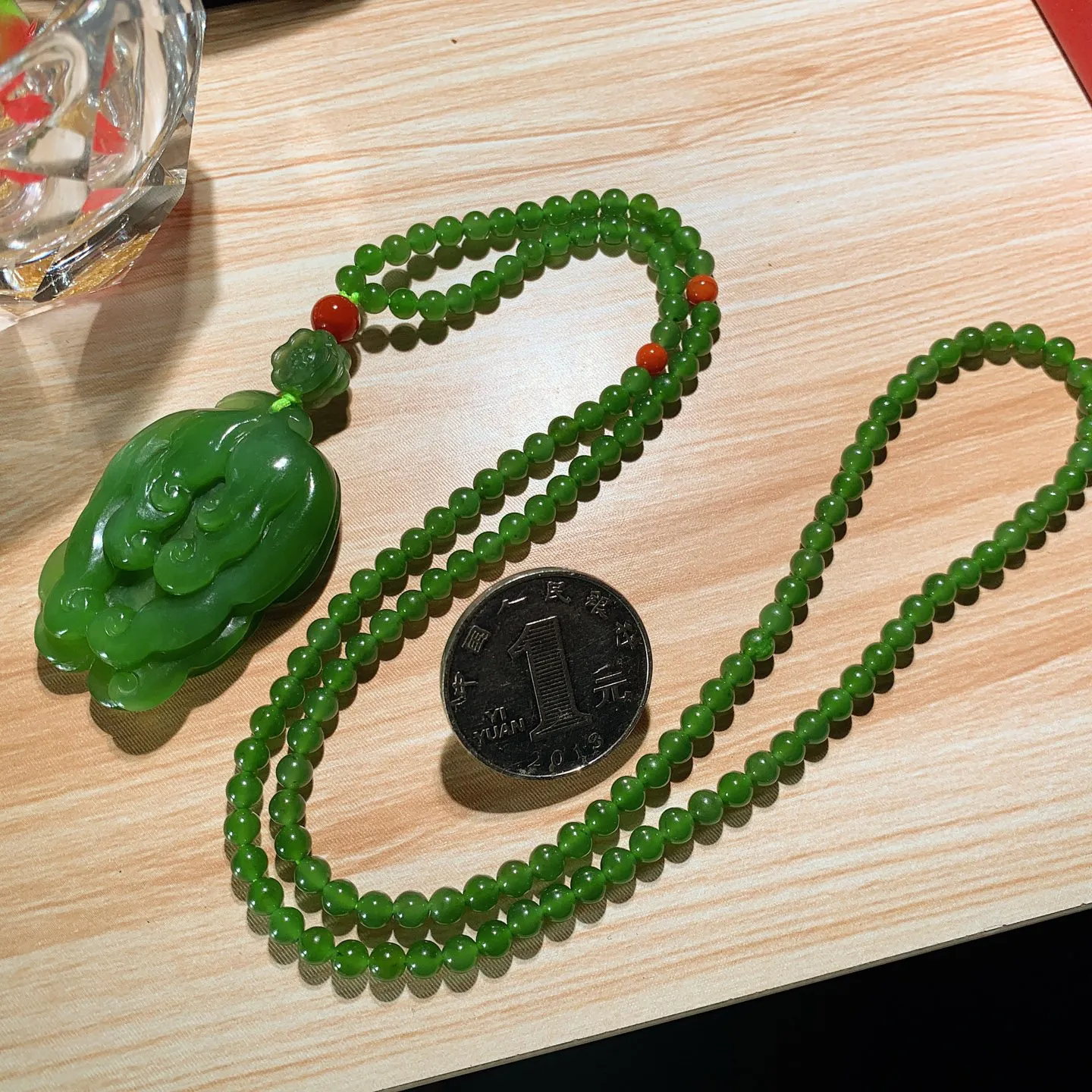 和田玉阳绿俄罗斯碧玉人生如意人参挂件。尺寸43/31/10重33.6克。玉质细腻油润。手推出油。佩戴高端典雅。lt251103