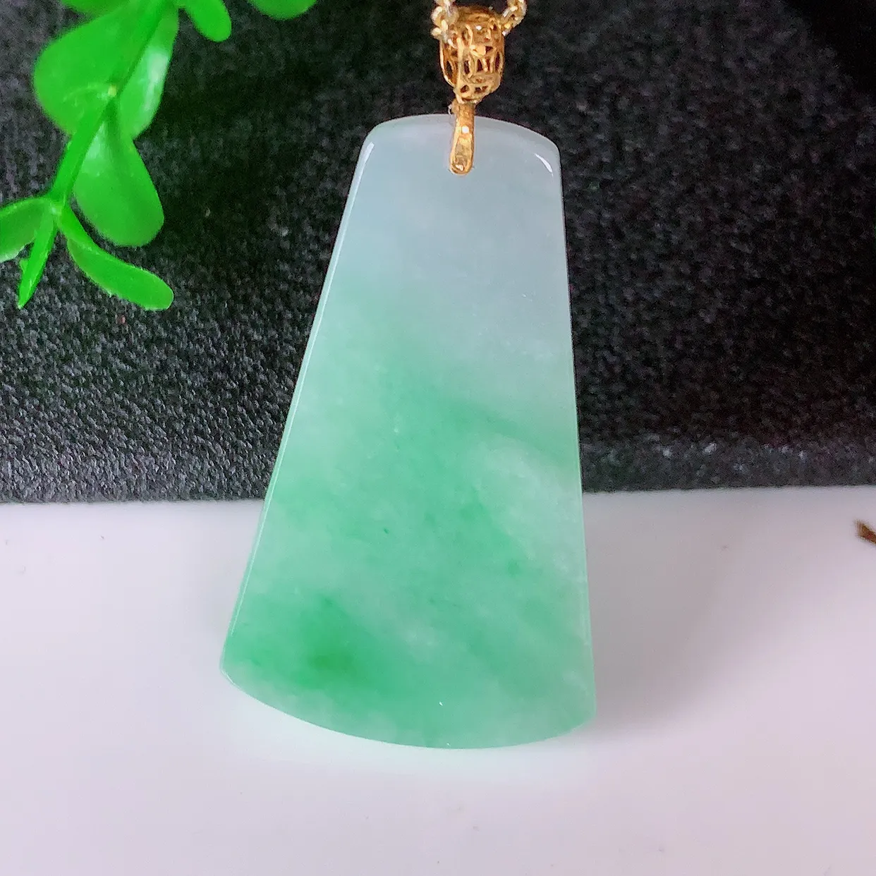 18K金镶嵌冰润飘绿平安无事牌吊坠，翡翠无事牌，平平安安，无事牌翠色灵动，佩戴平安时尚！#41.2
