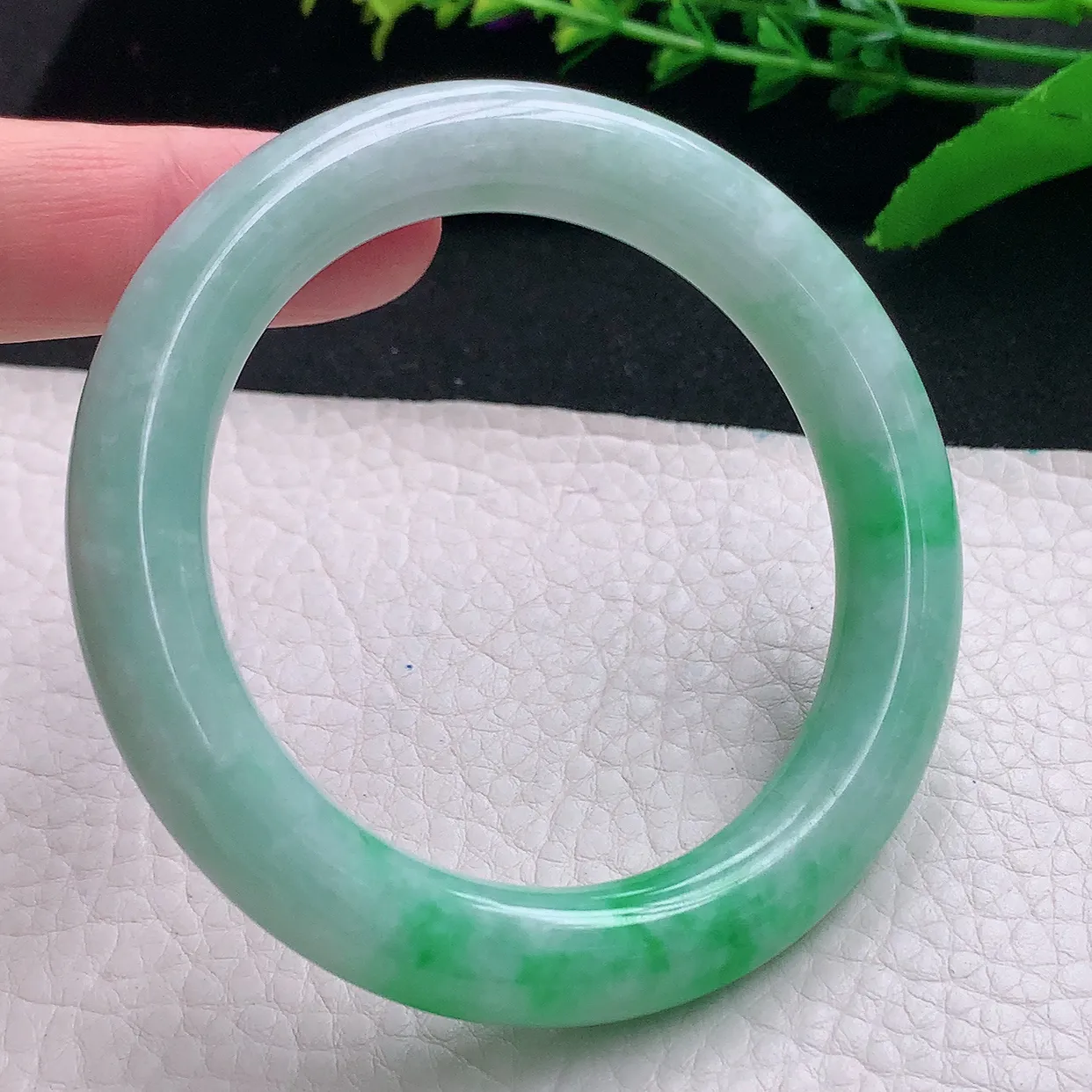 yh自然光54*10.2美人镯 天然缅甸翡翠a货半山水飘阳绿圆条玉镯子