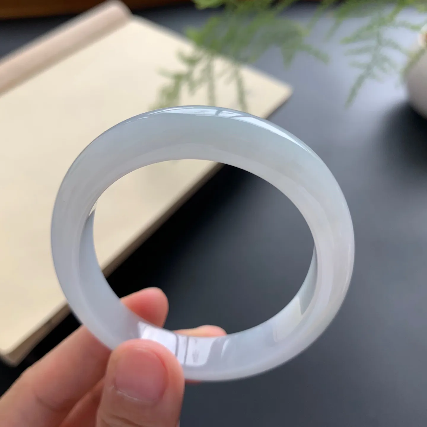 细糯贵妃手镯 尺寸：54.2-46-10.3-7.5，无纹裂，细腻光滑，白净清爽