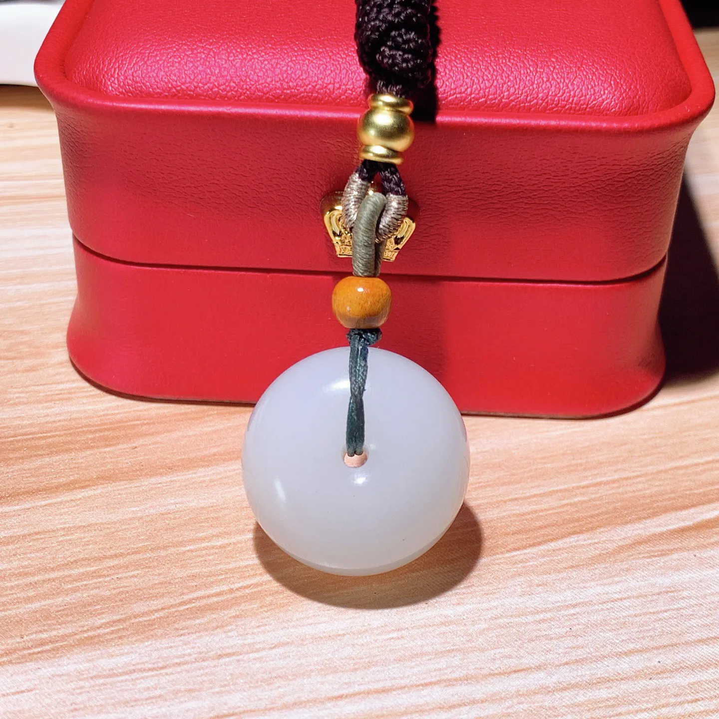 和田玉白玉羊脂白平安扣挂件。尺寸22/16重15.4克。玉质细腻油润。手推出油。佩戴高端典雅。lt2