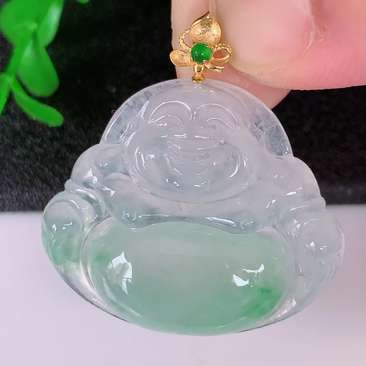 自然光实拍，18K金镶嵌冰种飘阳绿翡翠佛公吊坠，冰透饱满， 佛公亦保平安，寓意有福（佛公）相伴，品相佳，配戴优雅迷人！#41.2整体33.5裸石31.5*26.8*6.2