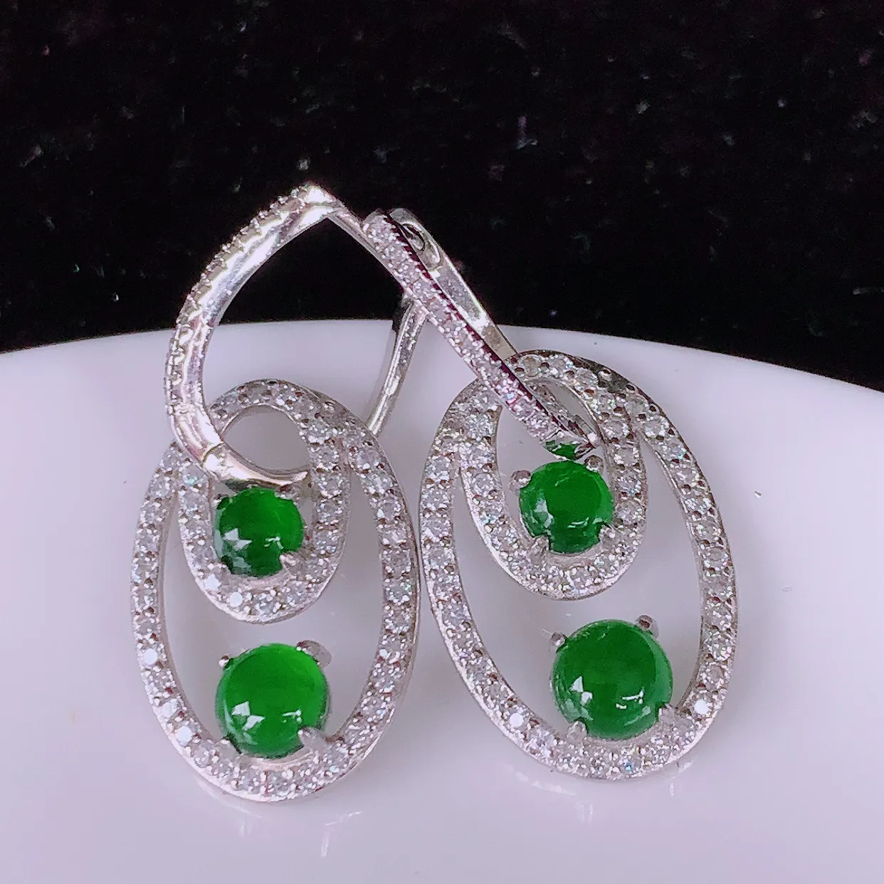 冰透满绿翡翠925银镶嵌耳坠，自然光实拍，翠色灵动，颜色漂亮，种老水足，品相佳，佩戴佳品！#98.2整体31*13.8*4.5裸石5*5