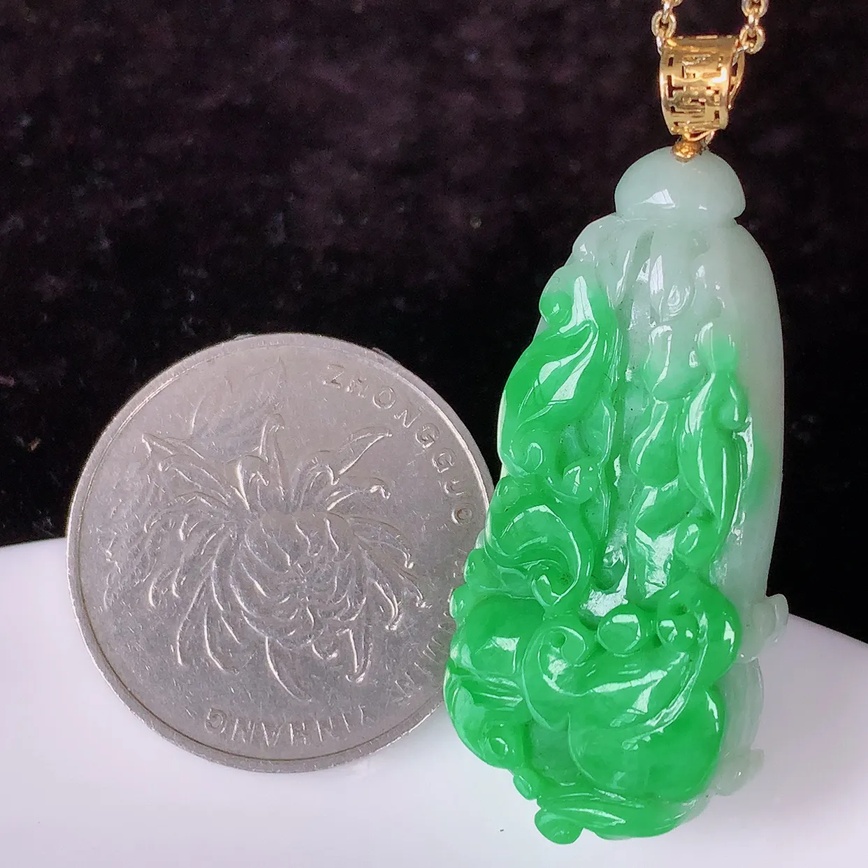 18K金镶嵌辣绿翡翠招百财白菜吊坠，百财聚来，财源滚滚，色泽鲜艳，精工水润的白菜，性价比高！#1.2