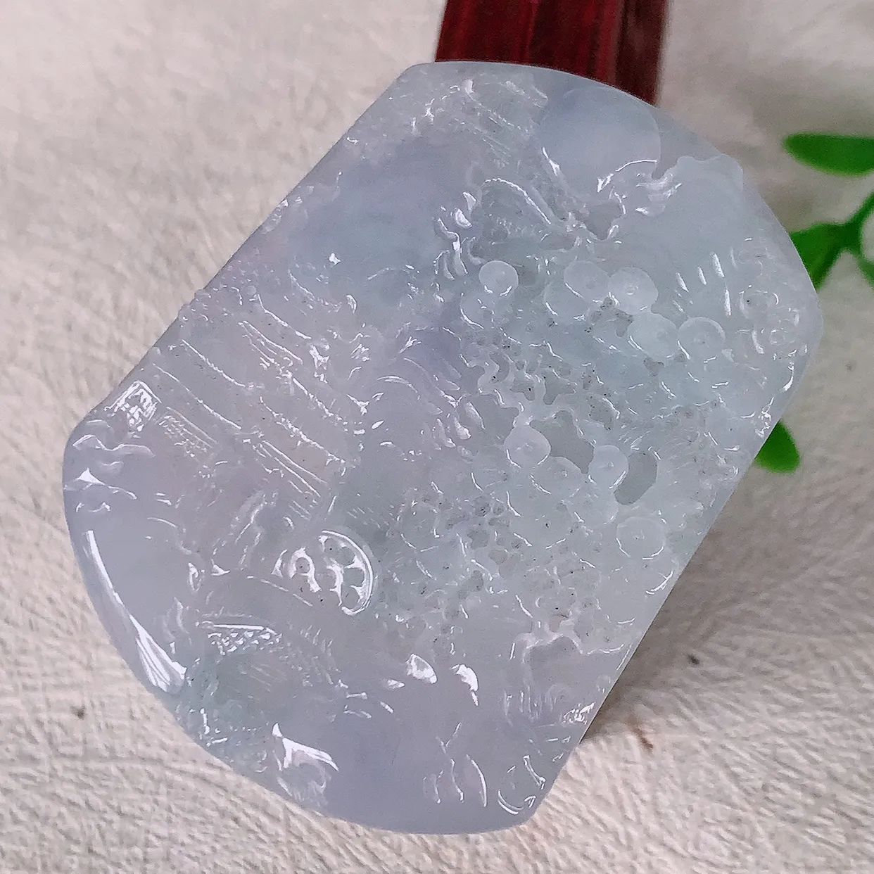 自然光实拍，冰紫罗兰翡翠山水牌吊坠，翡翠山水牌，寓意“常青、背靠大山、水（财）长流、平安之意”生机盎