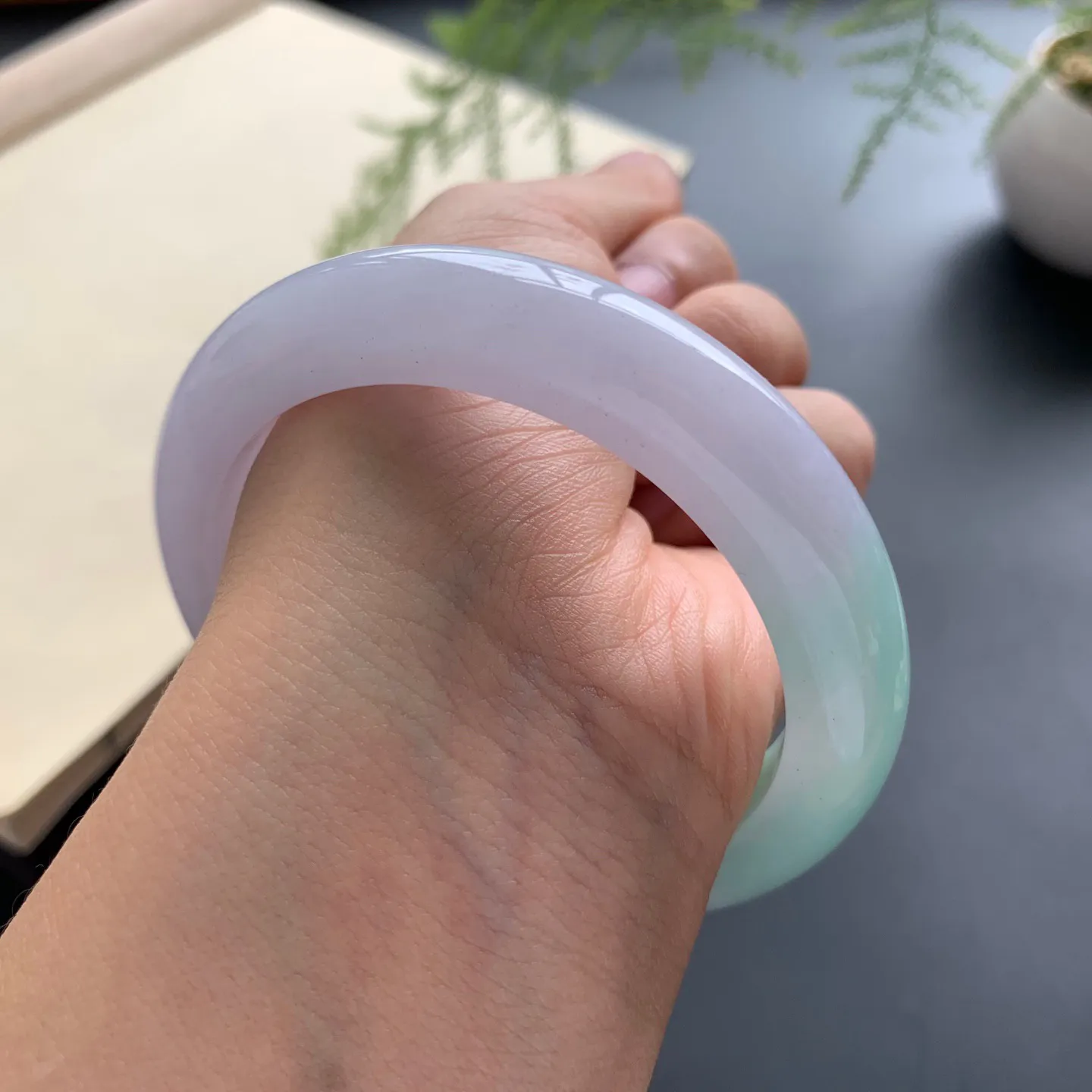 56.2圈口飘绿正圈手镯 尺寸：56.2-11.2-9.2，无纹裂，细腻光滑，版型厚装