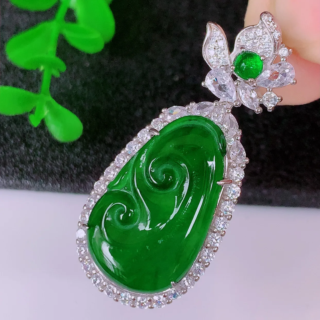 冰透满绿翡翠925银镶嵌如意吊坠，自然光实拍，翠色灵动，颜色漂亮，种老水足，品相佳，佩戴佳品！#98.2整体41.5*18*9裸石24-14.5