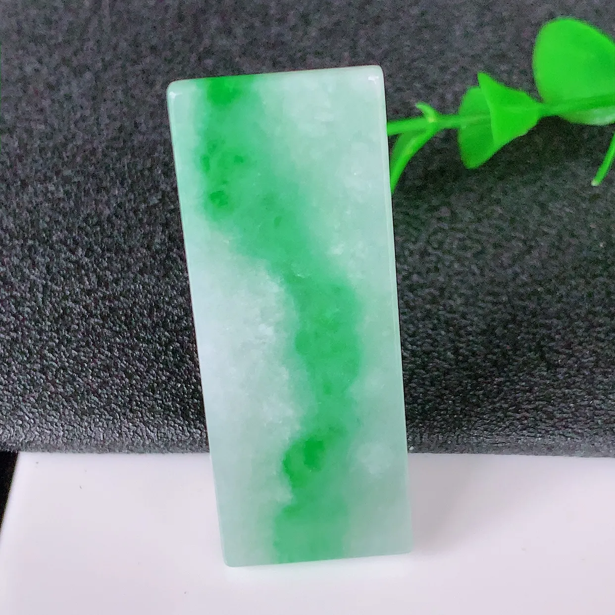 自然光实拍，冰润飘绿翡翠平安无事牌吊坠，平平安安，无事牌翠色灵动，佩戴平安时尚！#05.2