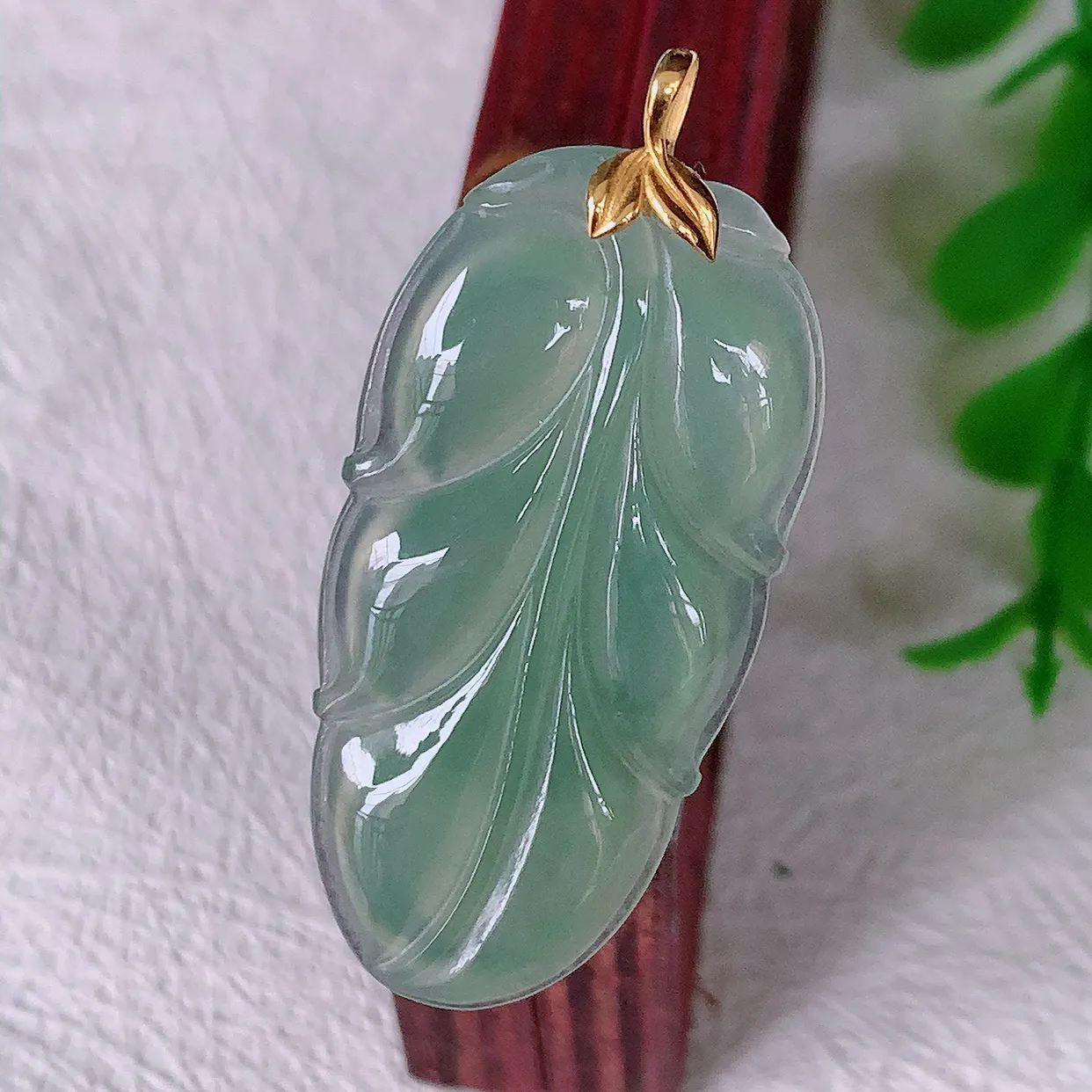 18K金镶嵌冰种翡翠叶子吊坠 ，种水足，色泽清新，工艺精湛，叶子寓意美好；金枝玉叶，事业有成。#12.2