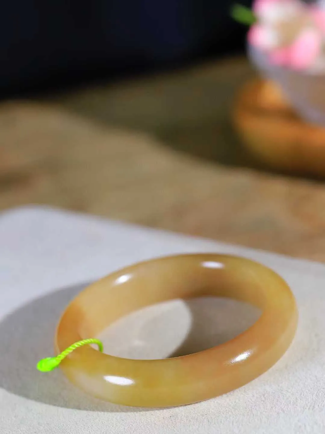 【婉约佳人.手镯】

精品和田玉糖白玉手镯 玉质温润细腻 油性十足 手感舒适，高华雅逸，线条流畅，简约大气，美自天成，素雅高贵。佩戴于腕间，婉约之美，举手投足间透出那份低调奢华。重59.3克 内径53mm尺寸14-9mm   FDT-581042731