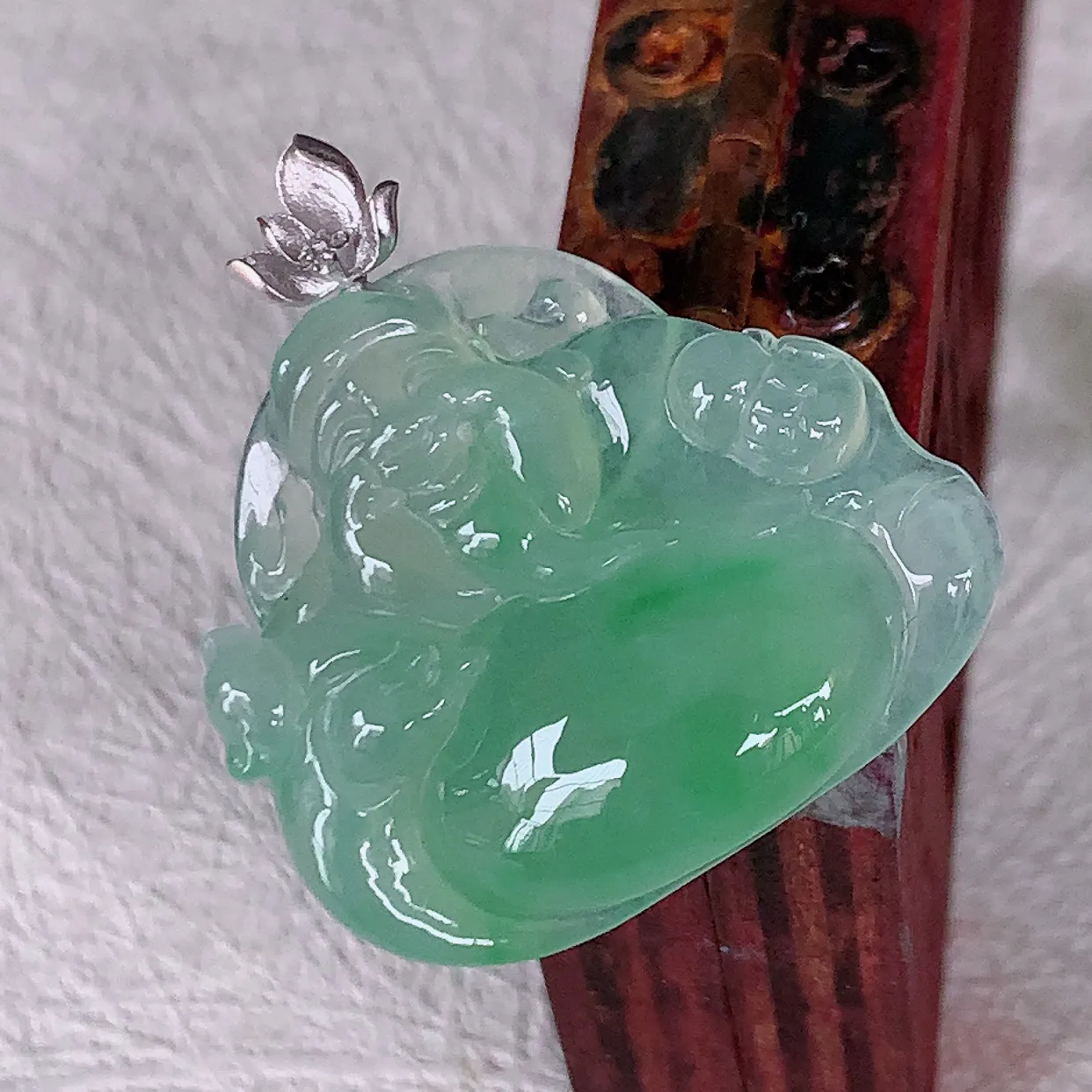 自然光实拍，18K金镶嵌冰种飘绿翡翠财神爷吊坠，财神到你家里来，年年月月发大财，形态极为讨喜，佩戴效果招财迷人#1.2整体28裸石26*22.5*6