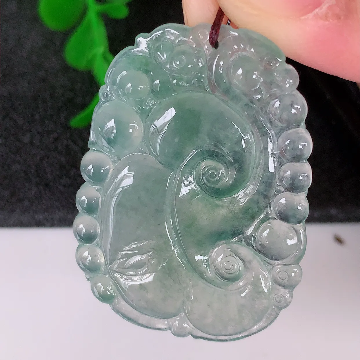 自然光实拍，冰种翡翠如意吊坠，种老水足，雕工精湛 ，寓意美好，佩戴时尚出众！#01.2
