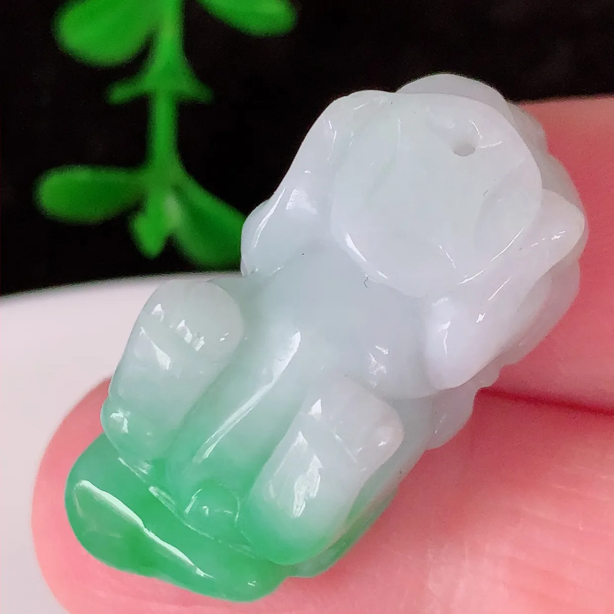 自然光实拍，冰润飘绿翡翠招财貔貅吊坠， 翠色灵动，种老水足，寓意好，品相佳，佩戴佳品！#81.2