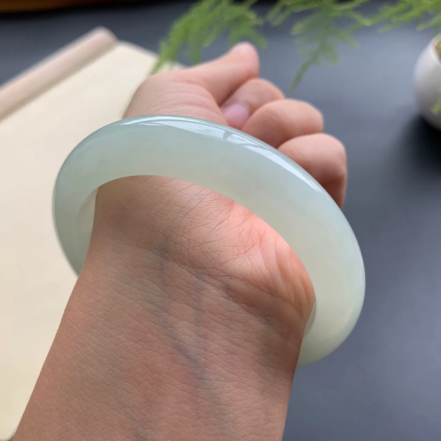 55.8圈口晴底正圈手镯 尺寸：55.8-12.6-8.8，无纹裂，水润起胶，细腻釉洁