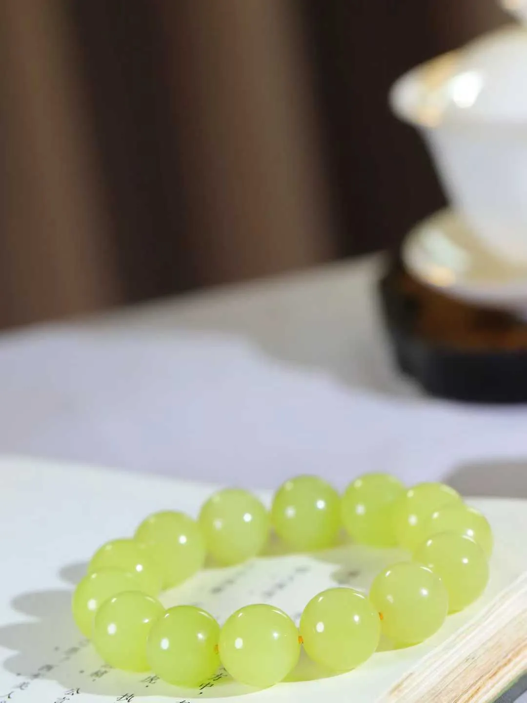 【珠圆玉润.手串】

精品和田玉黄口珠圆玉润手串 玉质温润细腻  整串打磨圆润，佩戴舒适。珠珠落玉盘