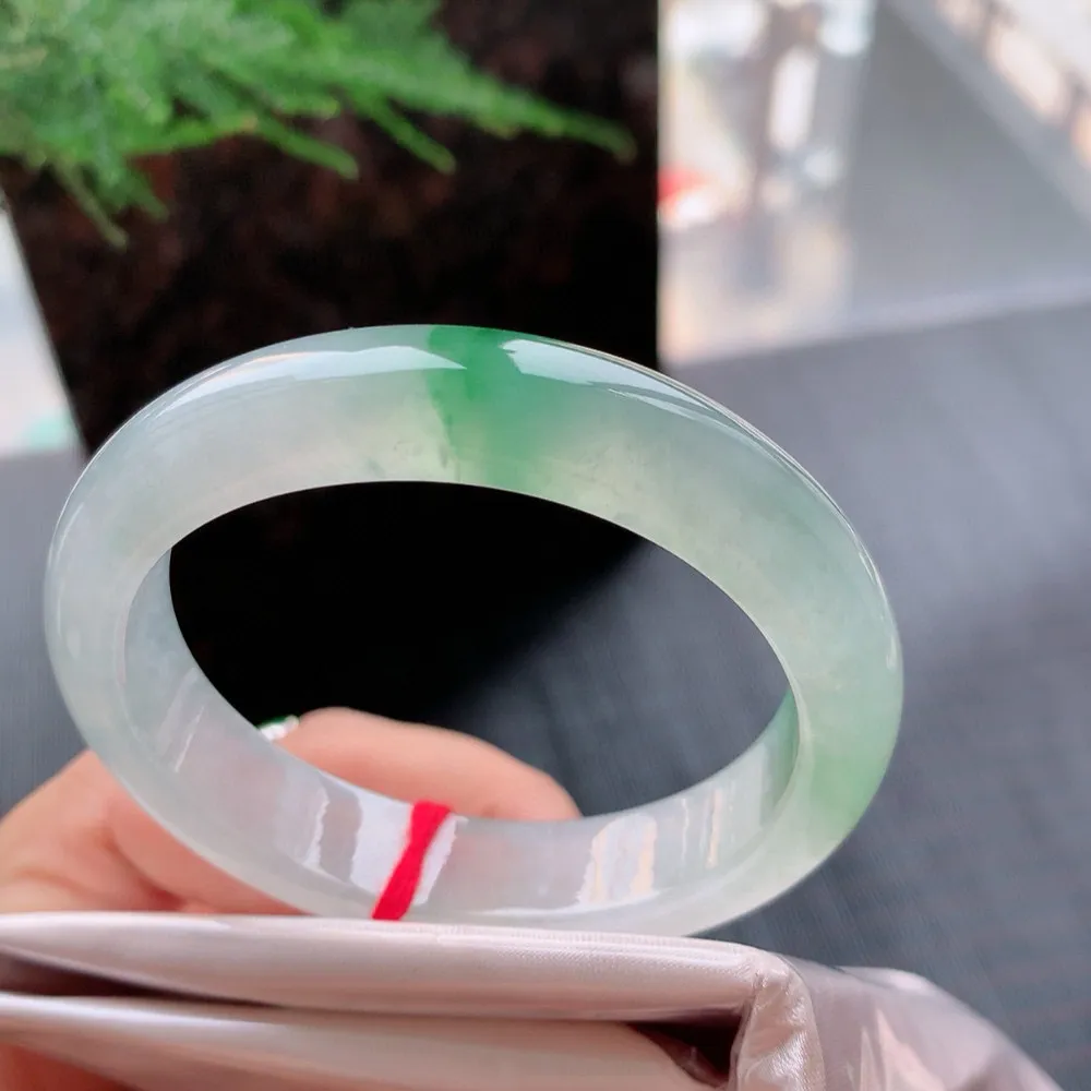 贵妃冰玻阳绿 无瑕 尺寸:52.6/46/12.7/7.8 种色俱佳